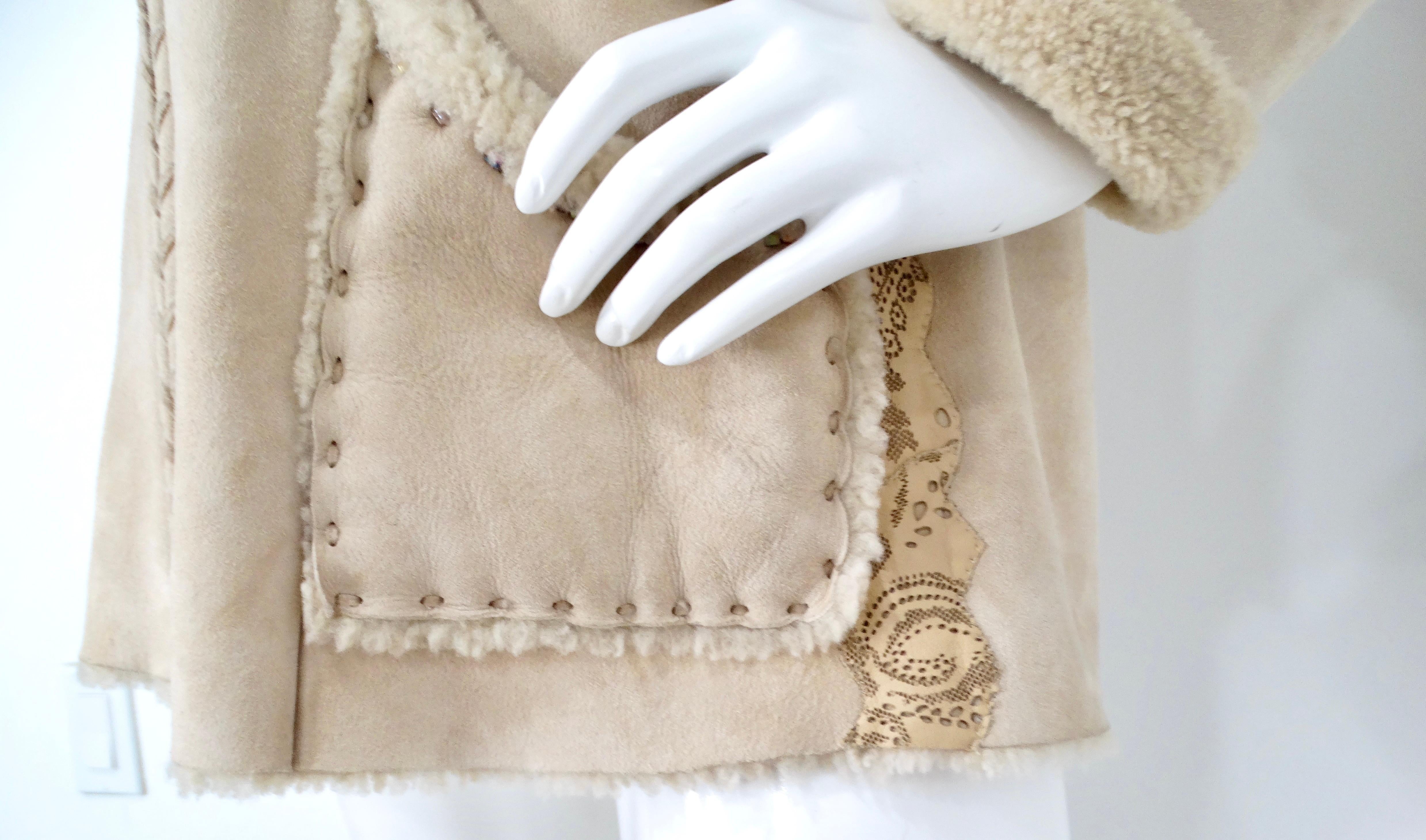 1970s Hand-Painted Floral Beige Suede Jacket With Faux Fur Trim In Good Condition For Sale In Scottsdale, AZ
