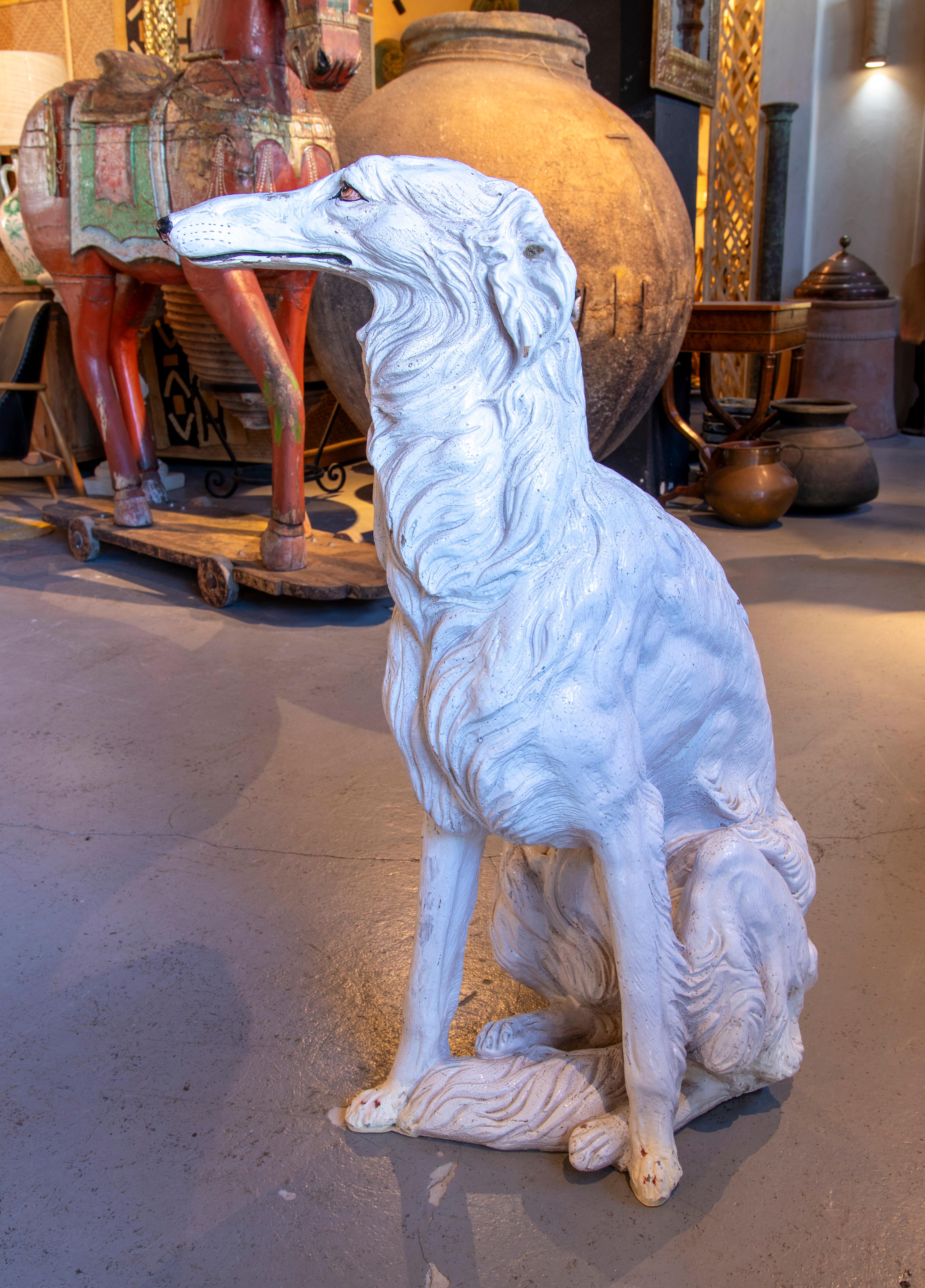 1970er Jahre Handbemalte, glasierte Terrakotta-Skulptur eines russischen Windhundes (Barsoi), Italien (Europäisch) im Angebot