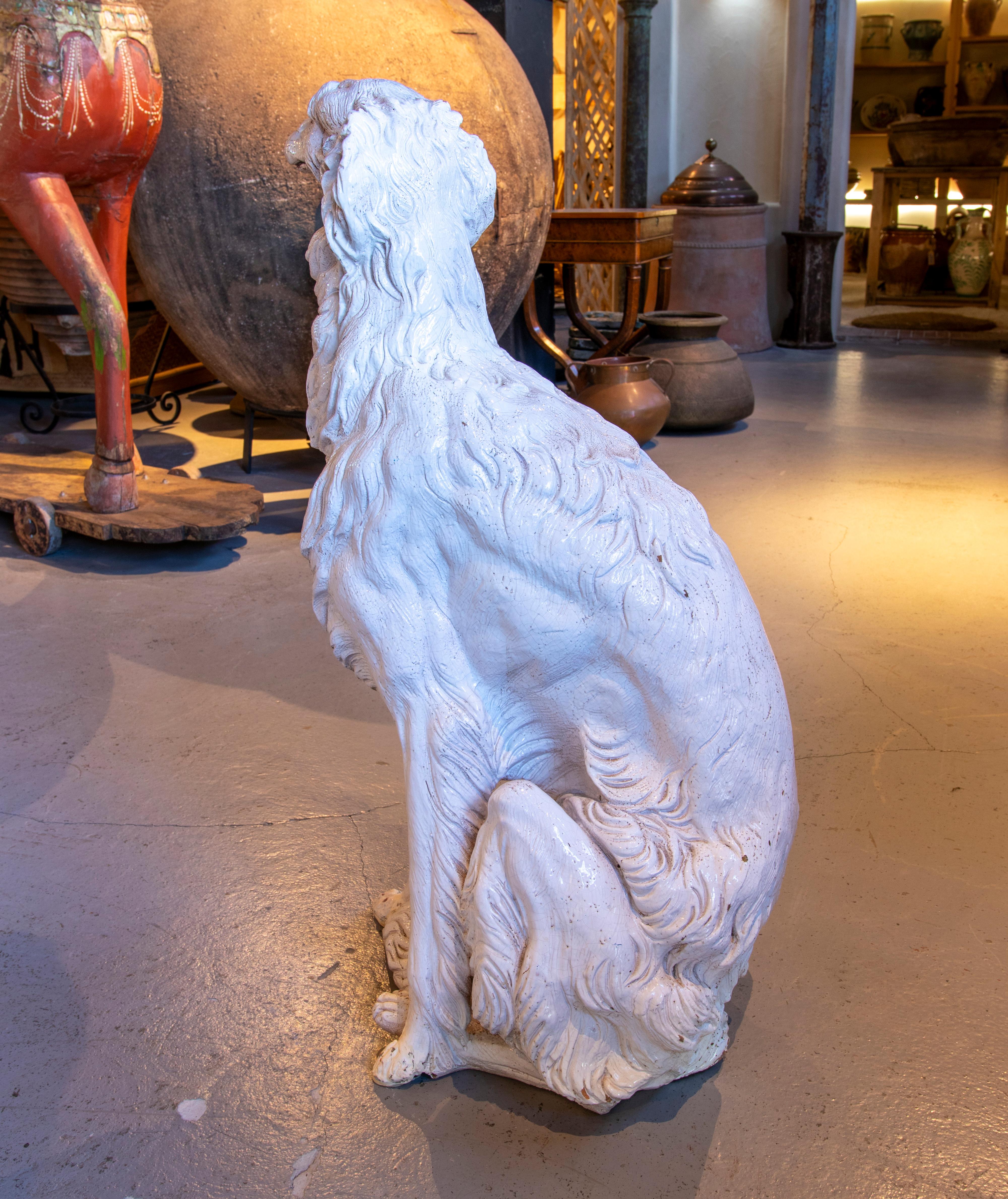 1970er Jahre Handbemalte, glasierte Terrakotta-Skulptur eines russischen Windhundes (Barsoi), Italien (Glasiert) im Angebot