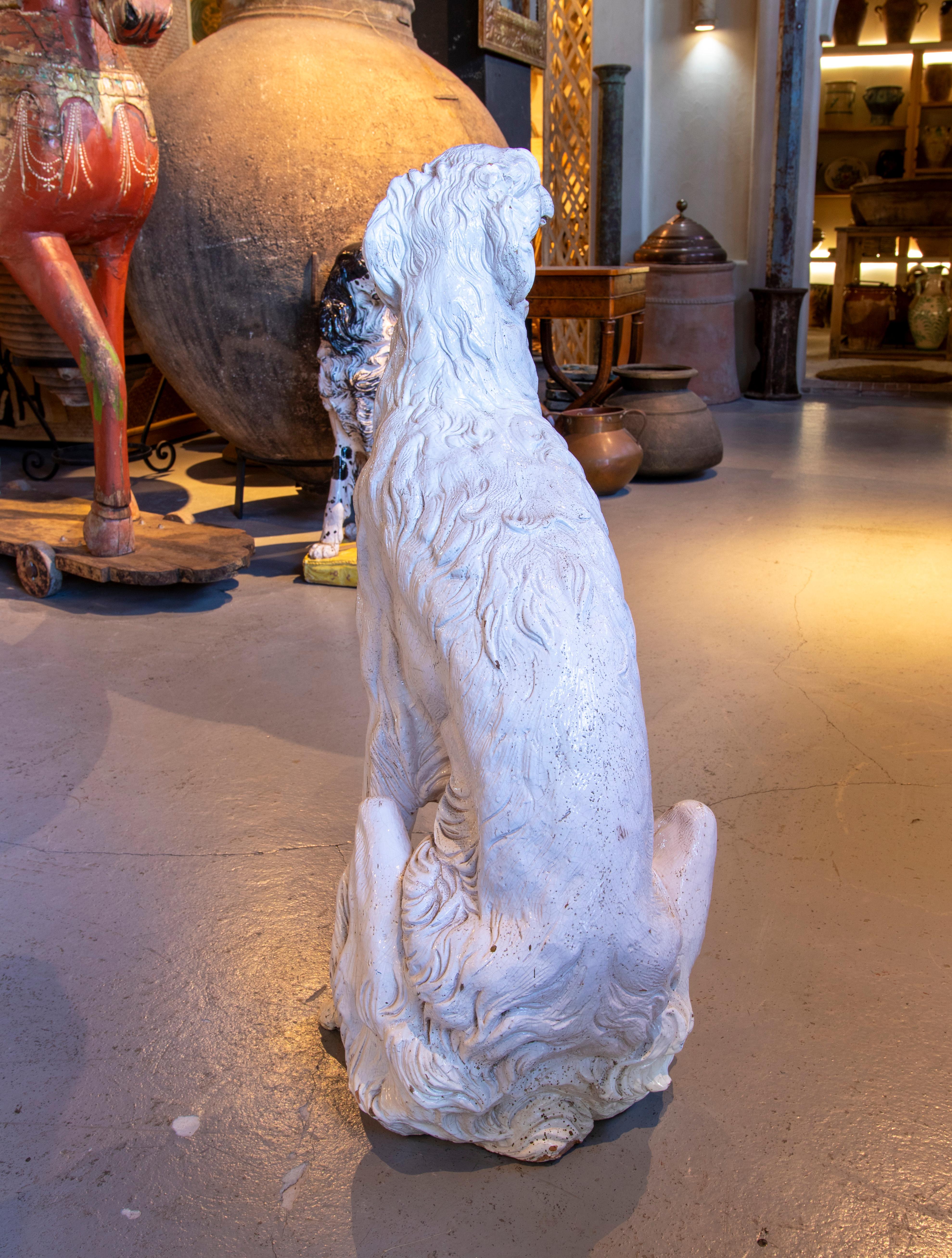1970er Jahre Handbemalte, glasierte Terrakotta-Skulptur eines russischen Windhundes (Barsoi), Italien im Zustand „Gut“ im Angebot in Marbella, ES