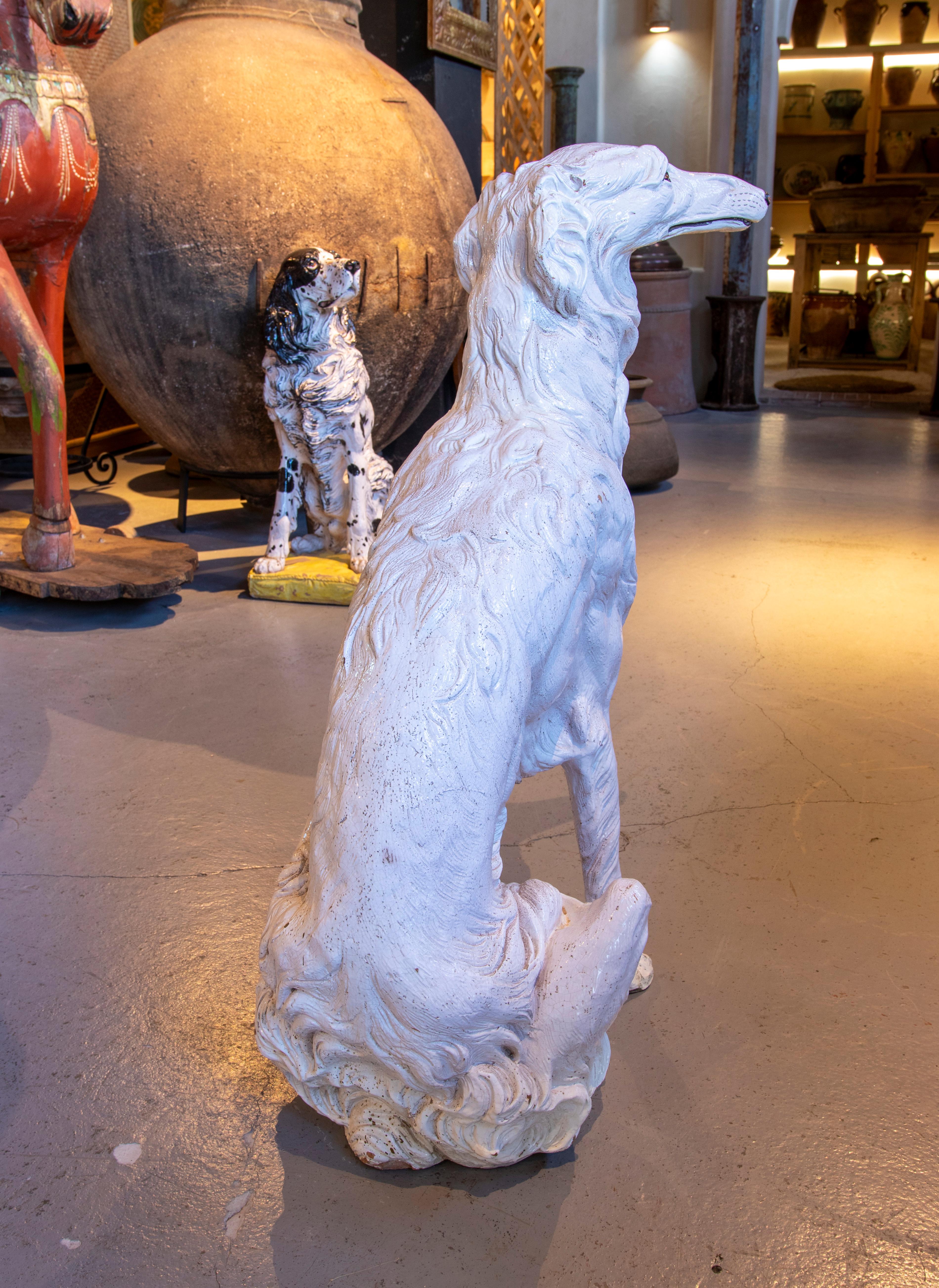 1970er Jahre Handbemalte, glasierte Terrakotta-Skulptur eines russischen Windhundes (Barsoi), Italien (20. Jahrhundert) im Angebot