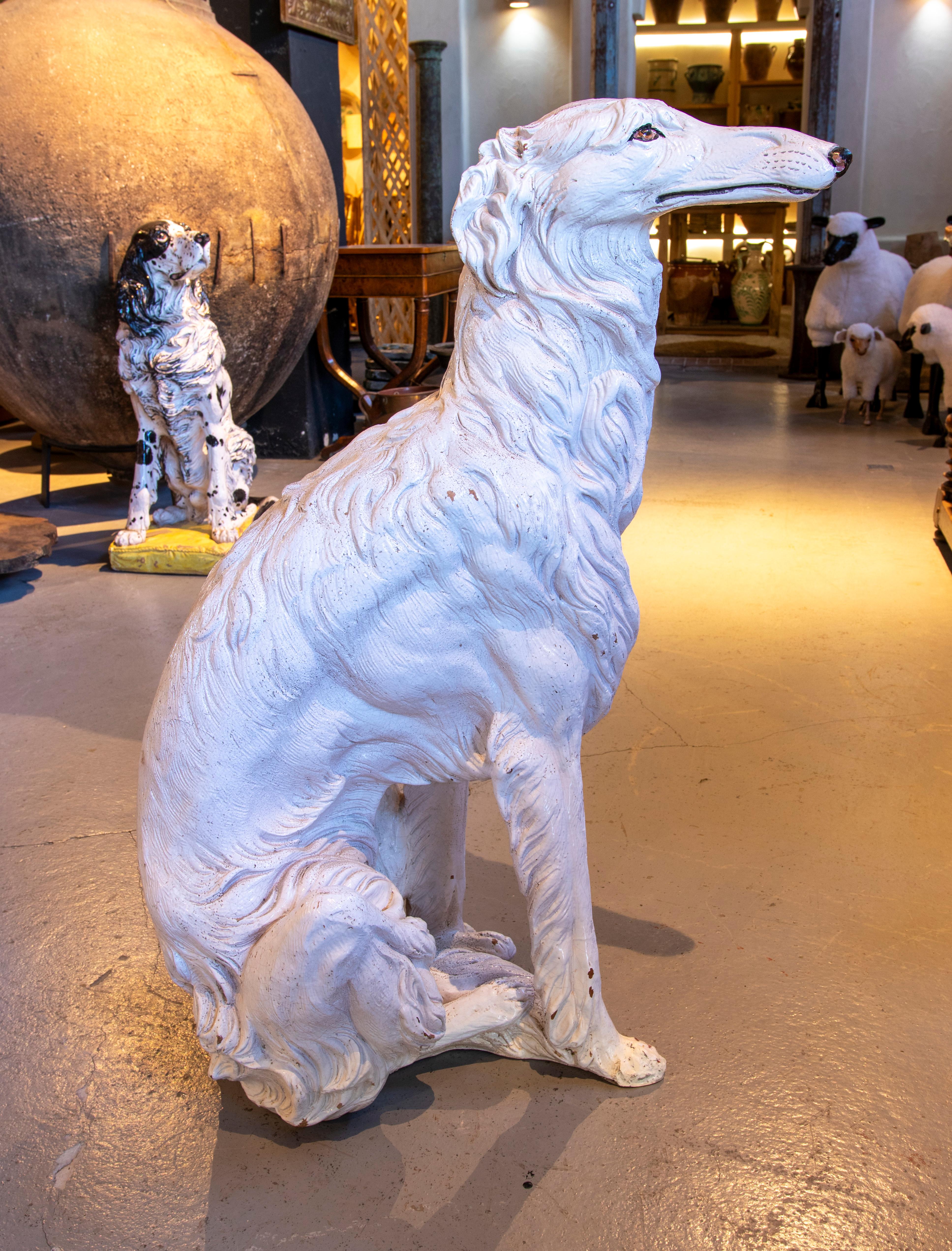 1970er Jahre Handbemalte, glasierte Terrakotta-Skulptur eines russischen Windhundes (Barsoi), Italien im Angebot 1
