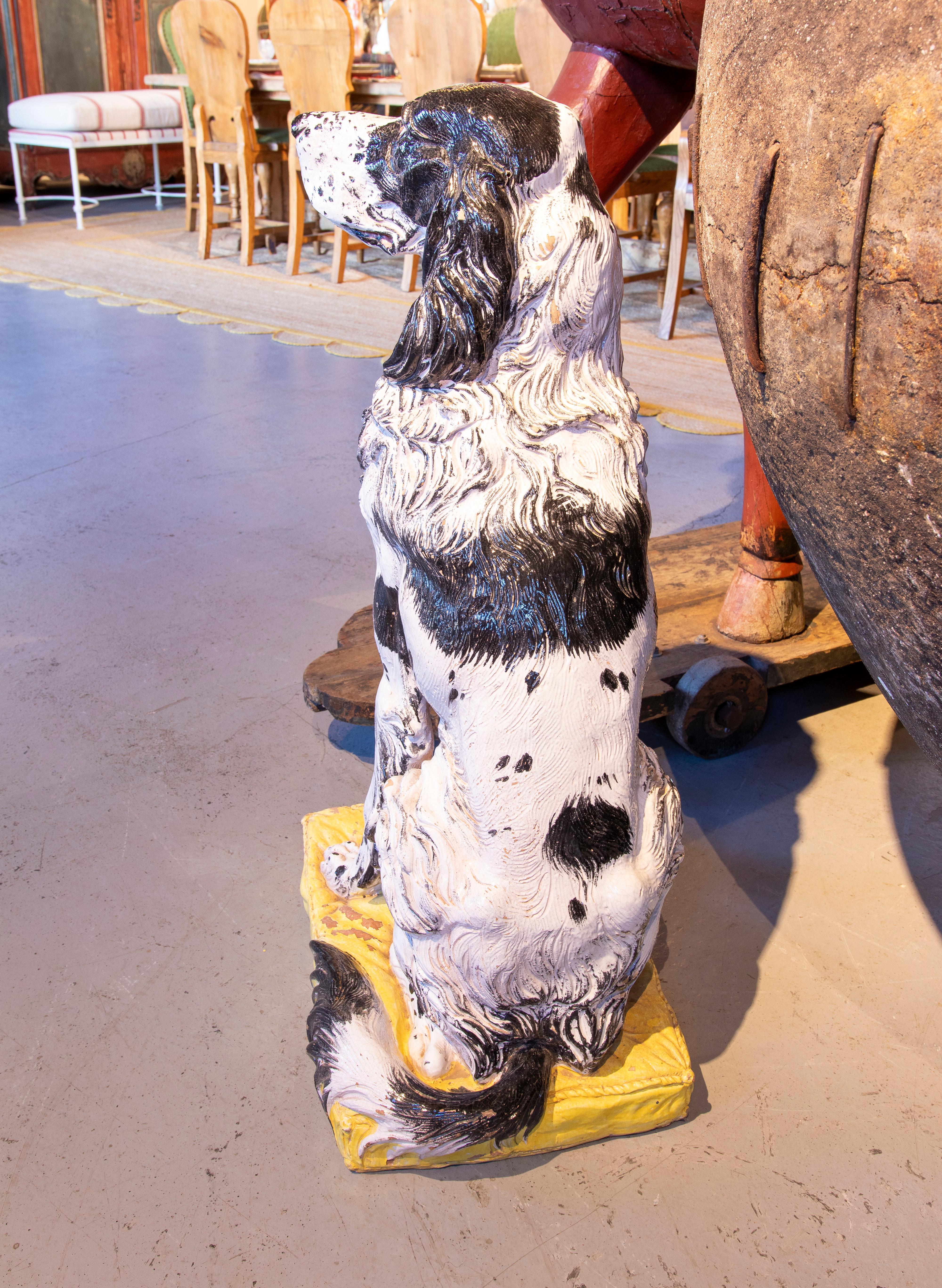 1970er Jahre Handbemalte glasierte Terrakotta Springer Spaniel Hundeskulptur. Italien (Glasiert) im Angebot