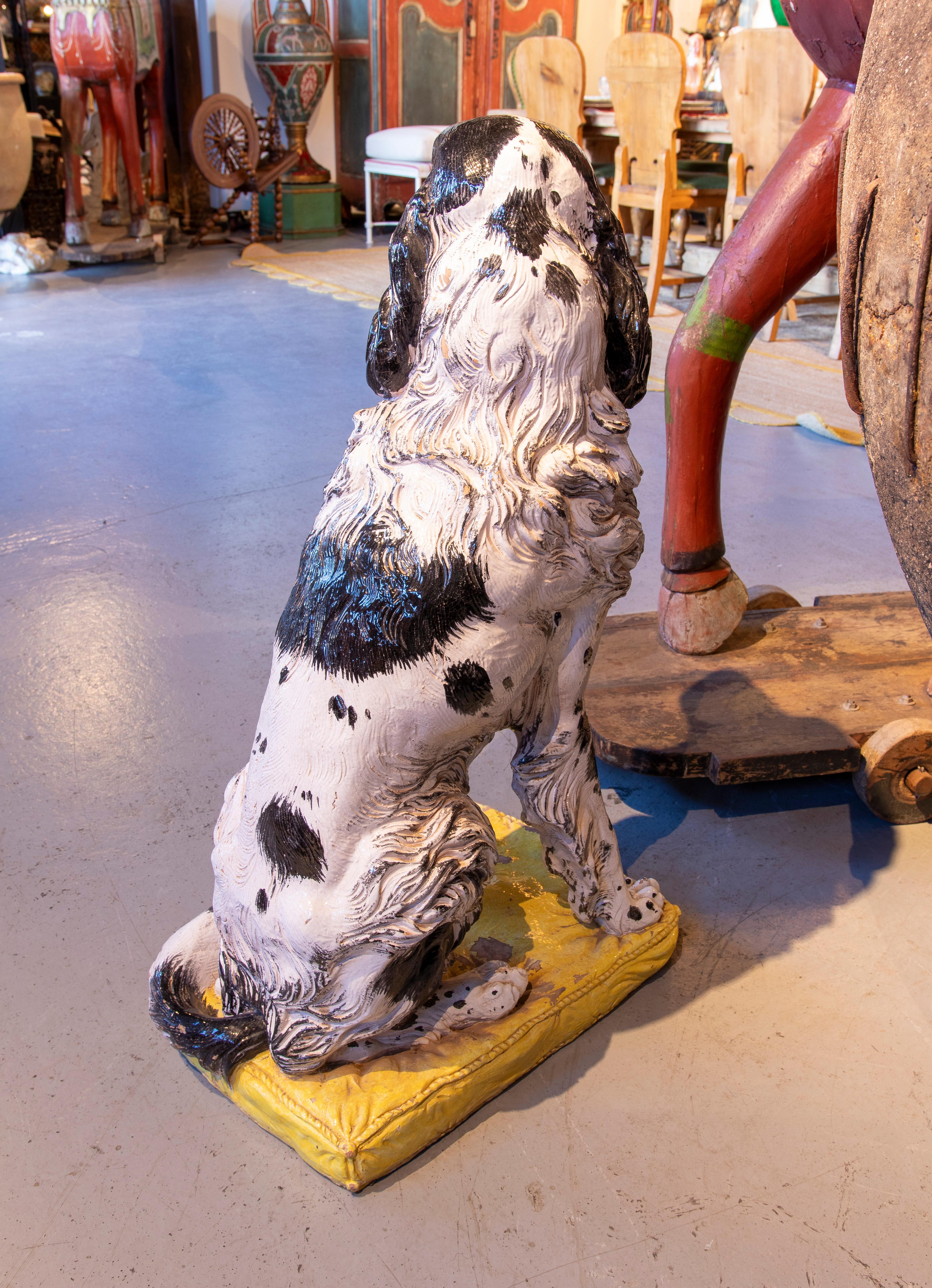 1970er Jahre Handbemalte glasierte Terrakotta Springer Spaniel Hundeskulptur. Italien im Zustand „Gut“ im Angebot in Marbella, ES