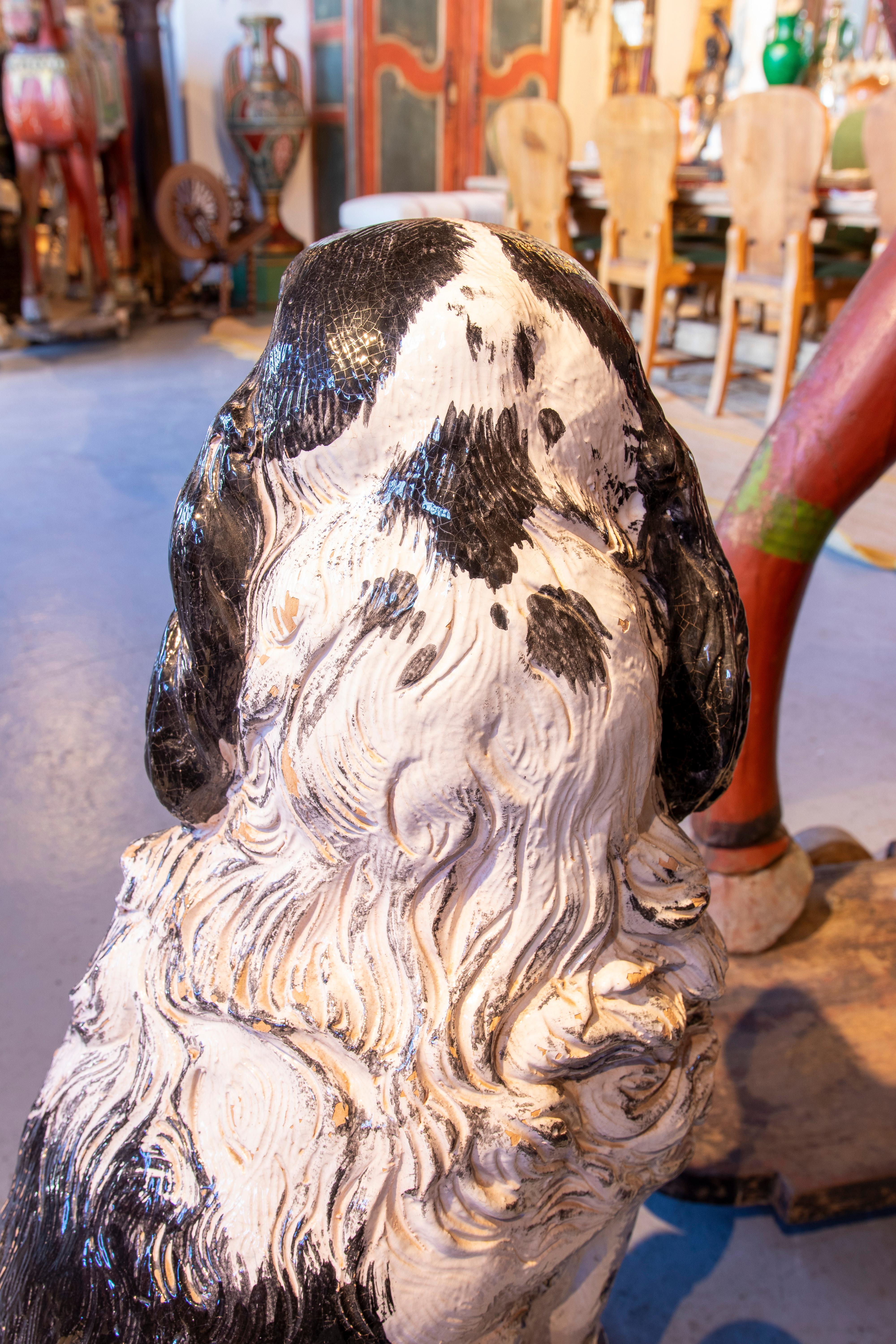 1970er Jahre Handbemalte glasierte Terrakotta Springer Spaniel Hundeskulptur. Italien (20. Jahrhundert) im Angebot