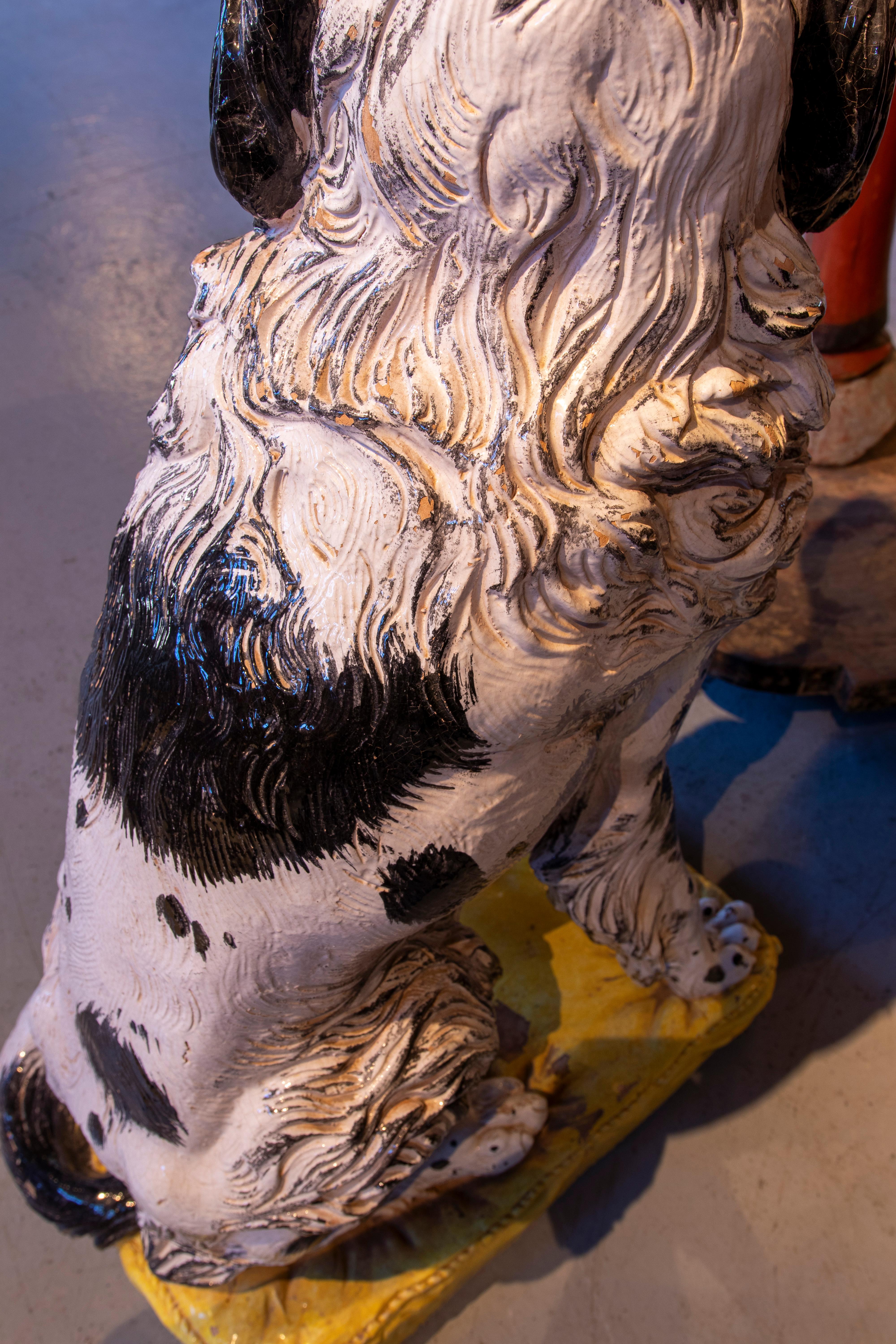 1970er Jahre Handbemalte glasierte Terrakotta Springer Spaniel Hundeskulptur. Italien im Angebot 1