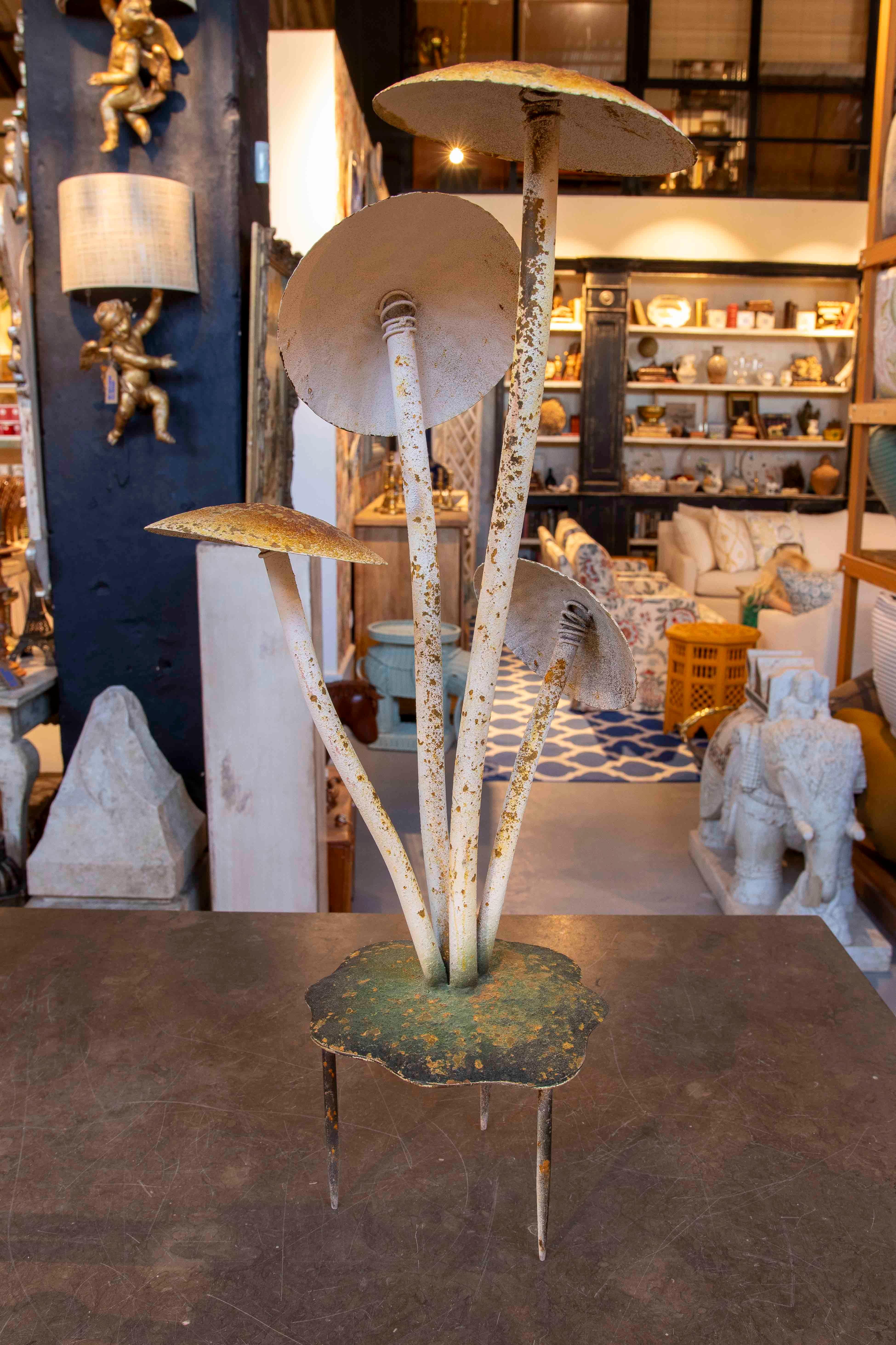 1970er Jahre Handbemalte Pilzskulptur aus Eisen mit reifem Finish im Zustand „Gut“ im Angebot in Marbella, ES
