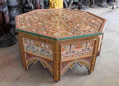 Table octogonale marocaine peinte à la main des années 1970, avec décor géométrique polychrome