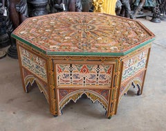 Table octogonale marocaine peinte à la main des années 1970, avec décor géométrique polychrome