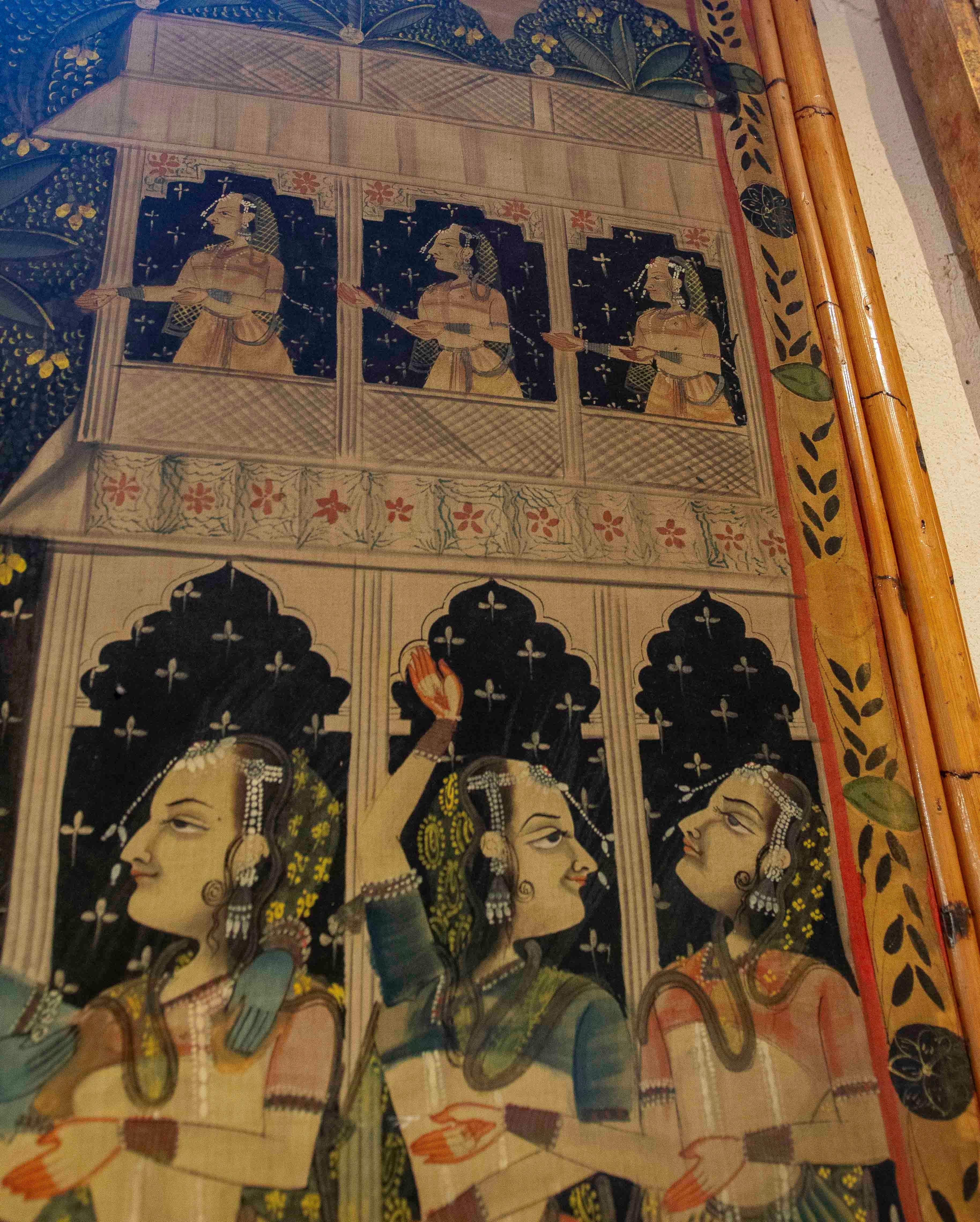 Pittura su tela dipinta a mano degli anni '70 con personaggi dell'Indo e cornice in bambù in vendita 5