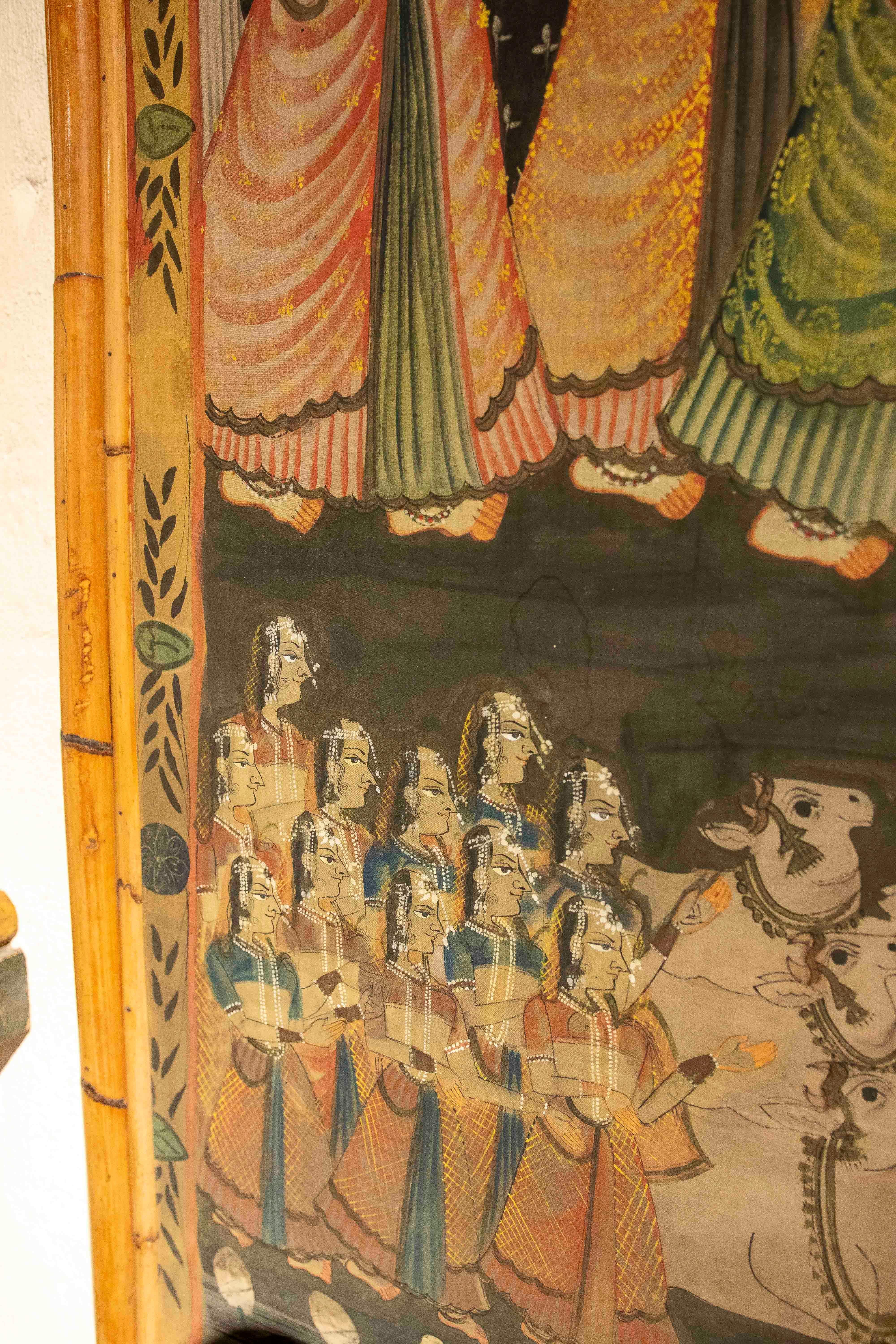 Pittura su tela dipinta a mano degli anni '70 con personaggi dell'Indo e cornice in bambù in vendita 9