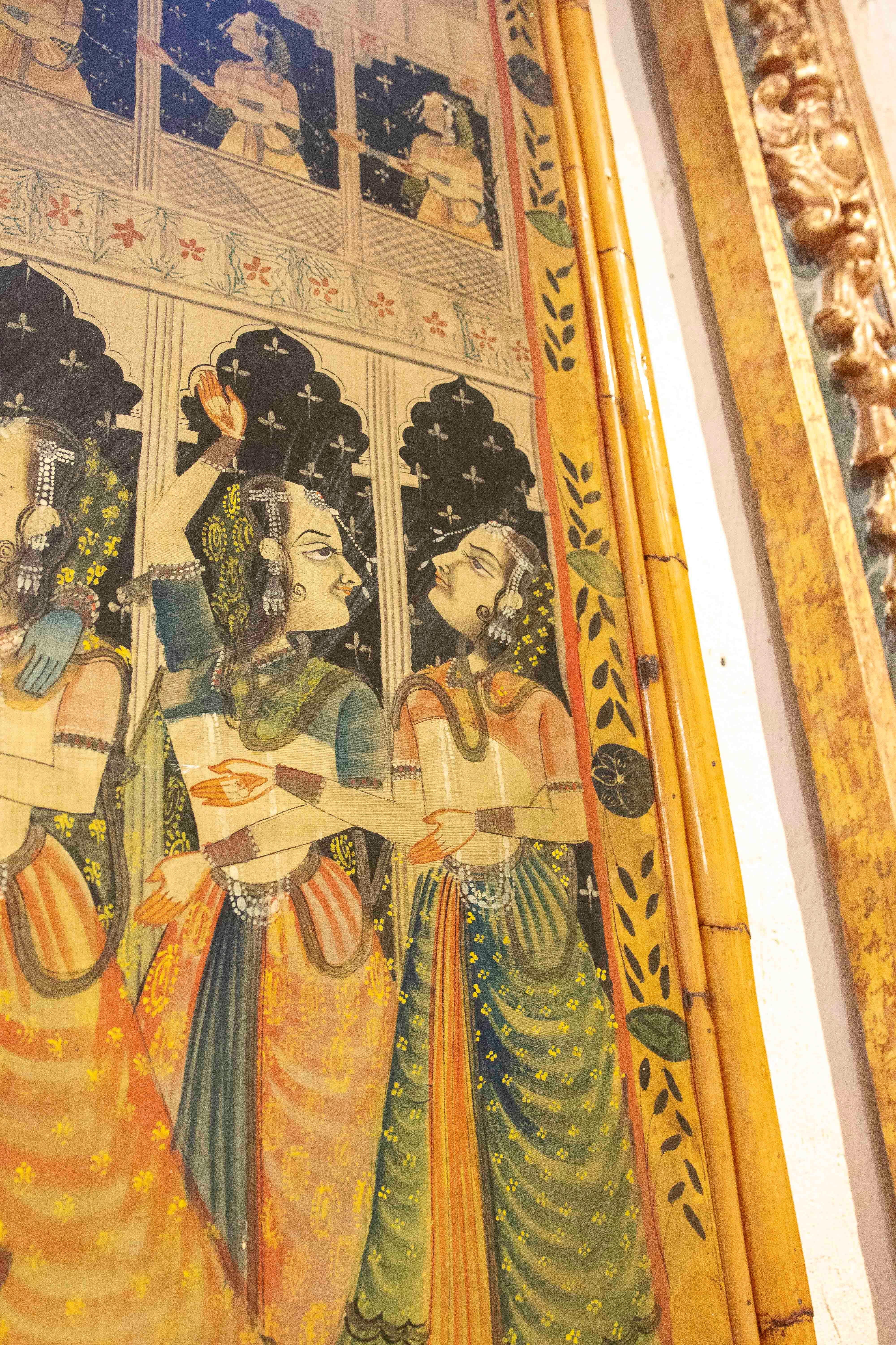 Pittura su tela dipinta a mano degli anni '70 con personaggi dell'Indo e cornice in bambù 