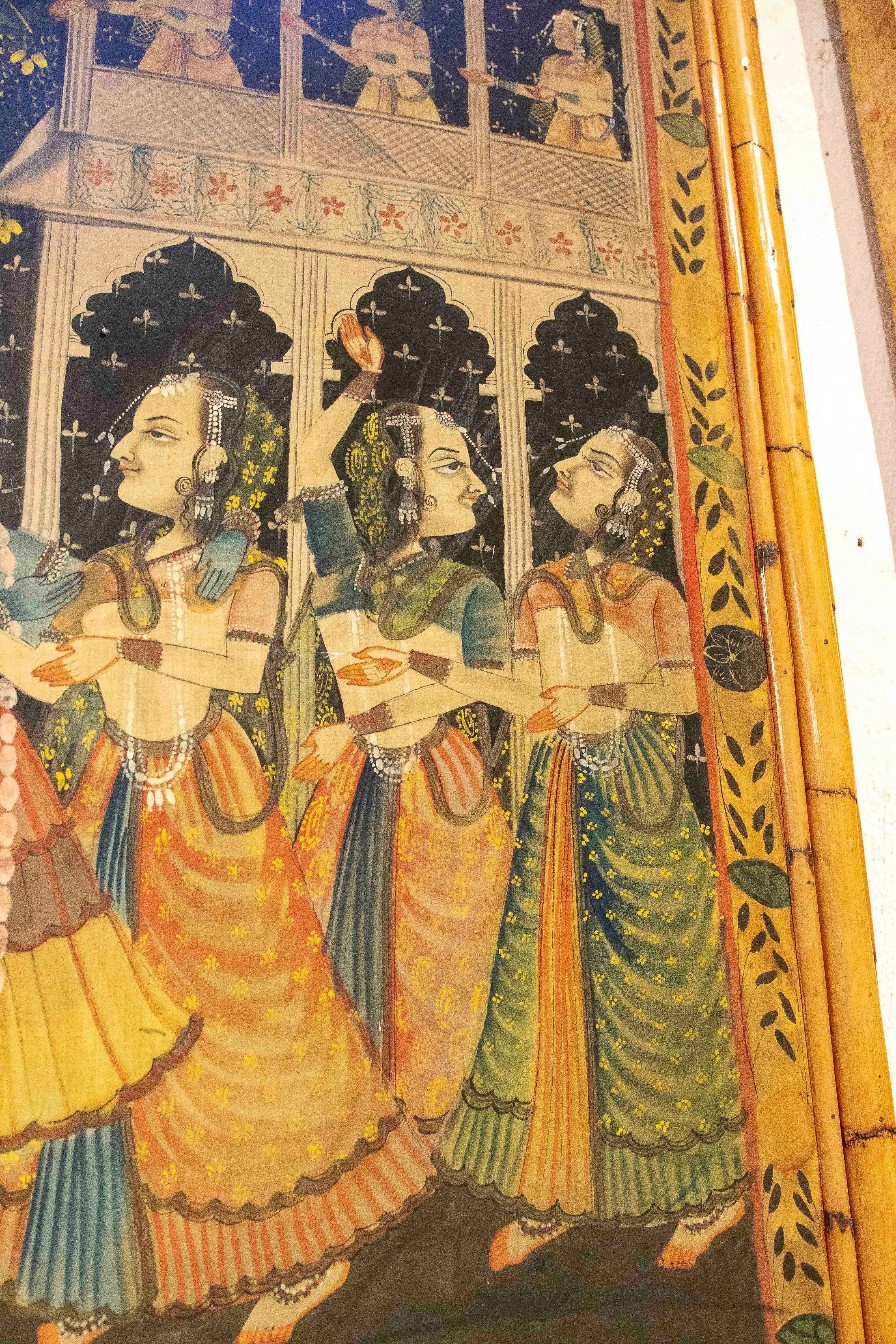 Tessuto Pittura su tela dipinta a mano degli anni '70 con personaggi dell'Indo e cornice in bambù in vendita