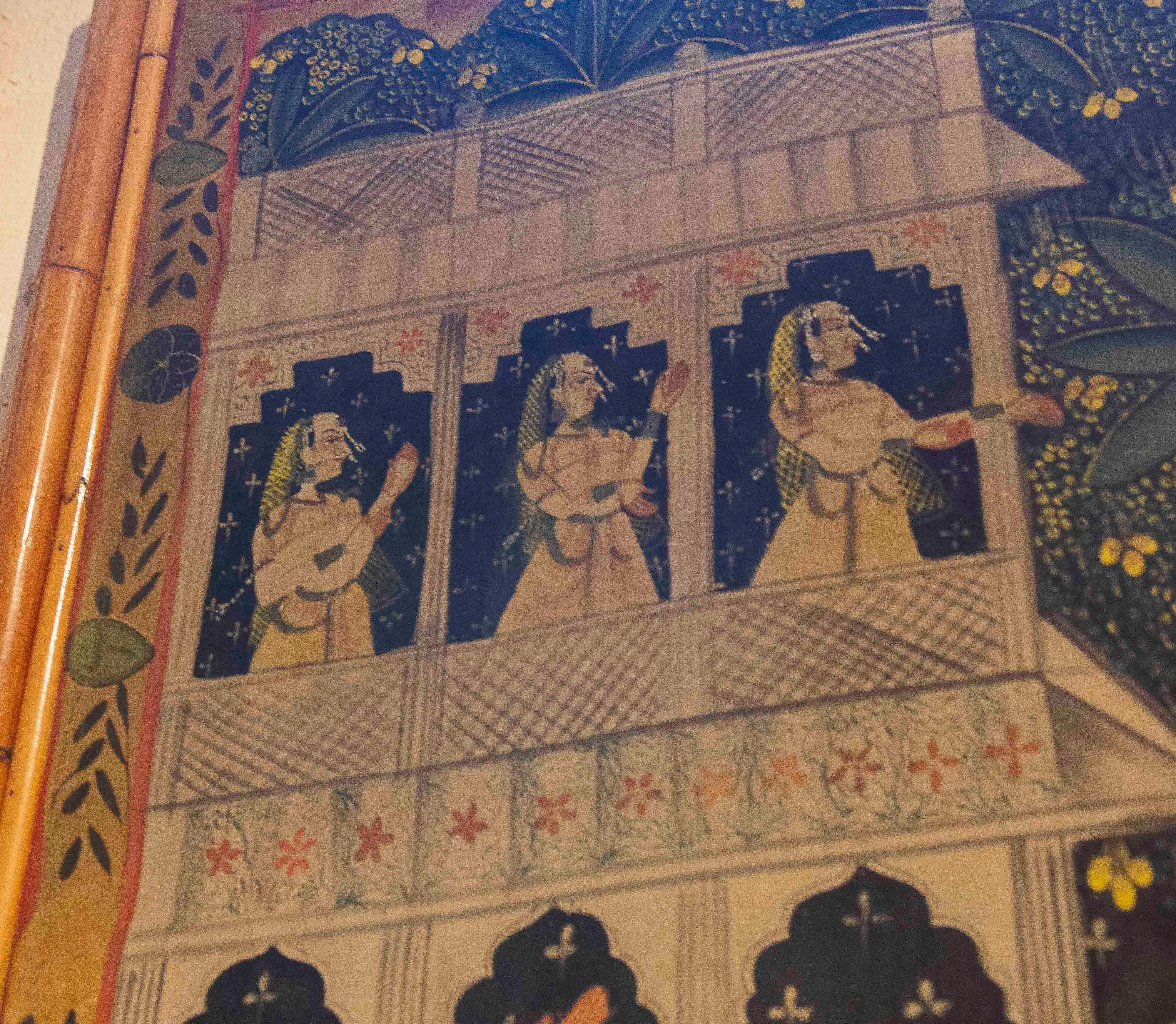 Pittura su tela dipinta a mano degli anni '70 con personaggi dell'Indo e cornice in bambù in vendita 3