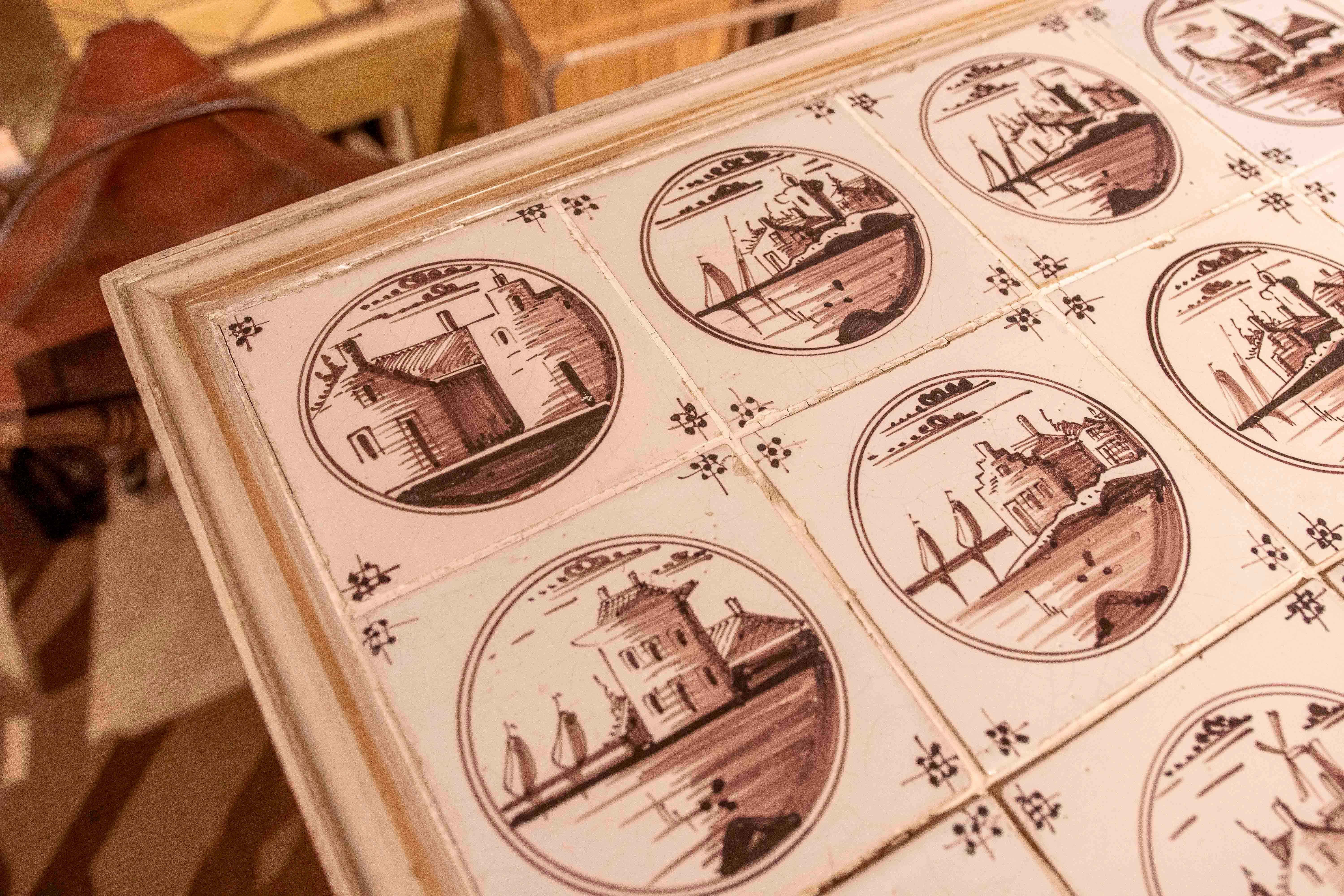 Tavolino dipinto a mano degli anni '70 con cassetto e piano in piastrelle di Delft, Anversa in vendita 9