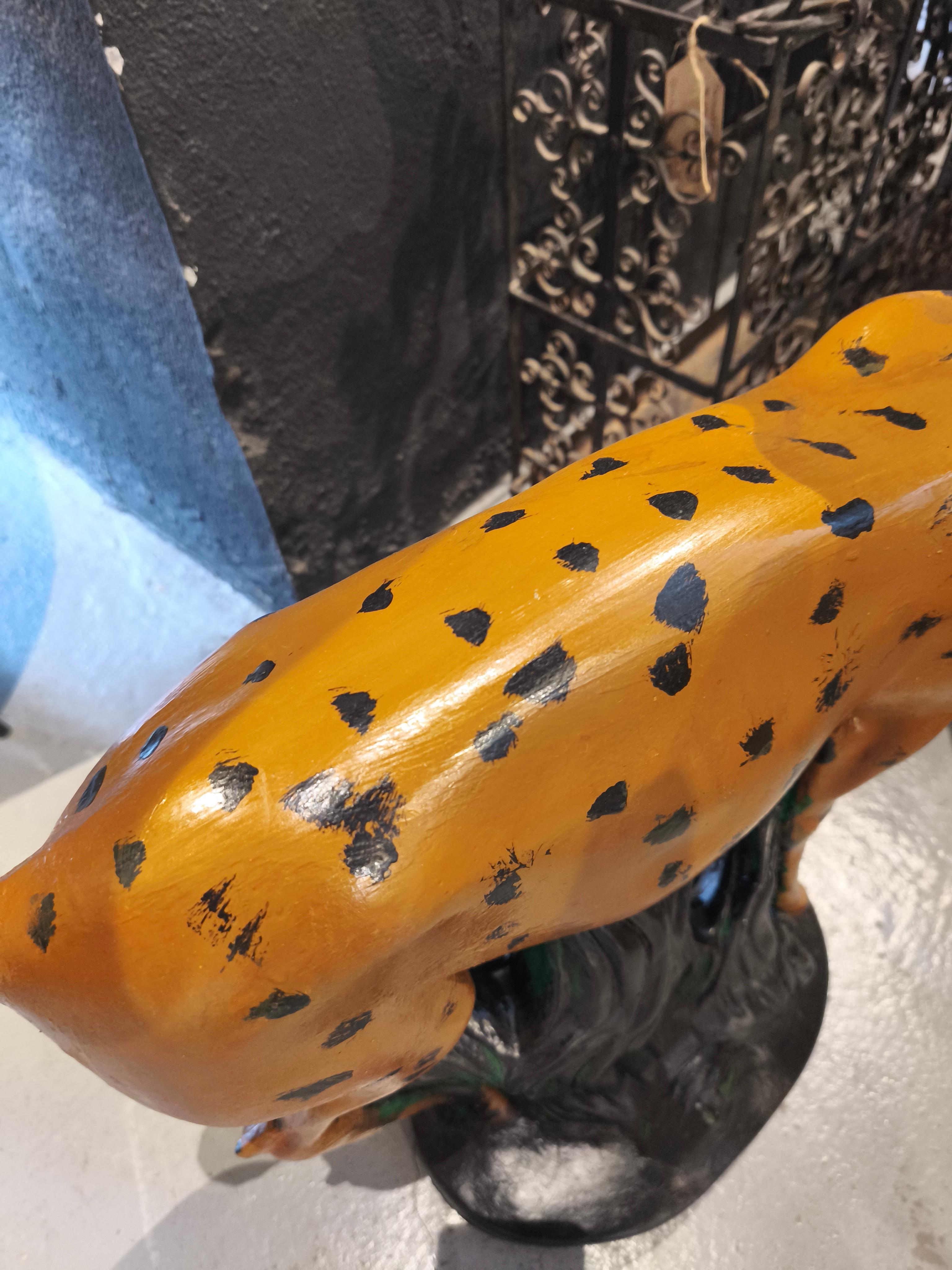 Figure décorative de cerf en pierre peinte à la main des années 1970 en vente 3