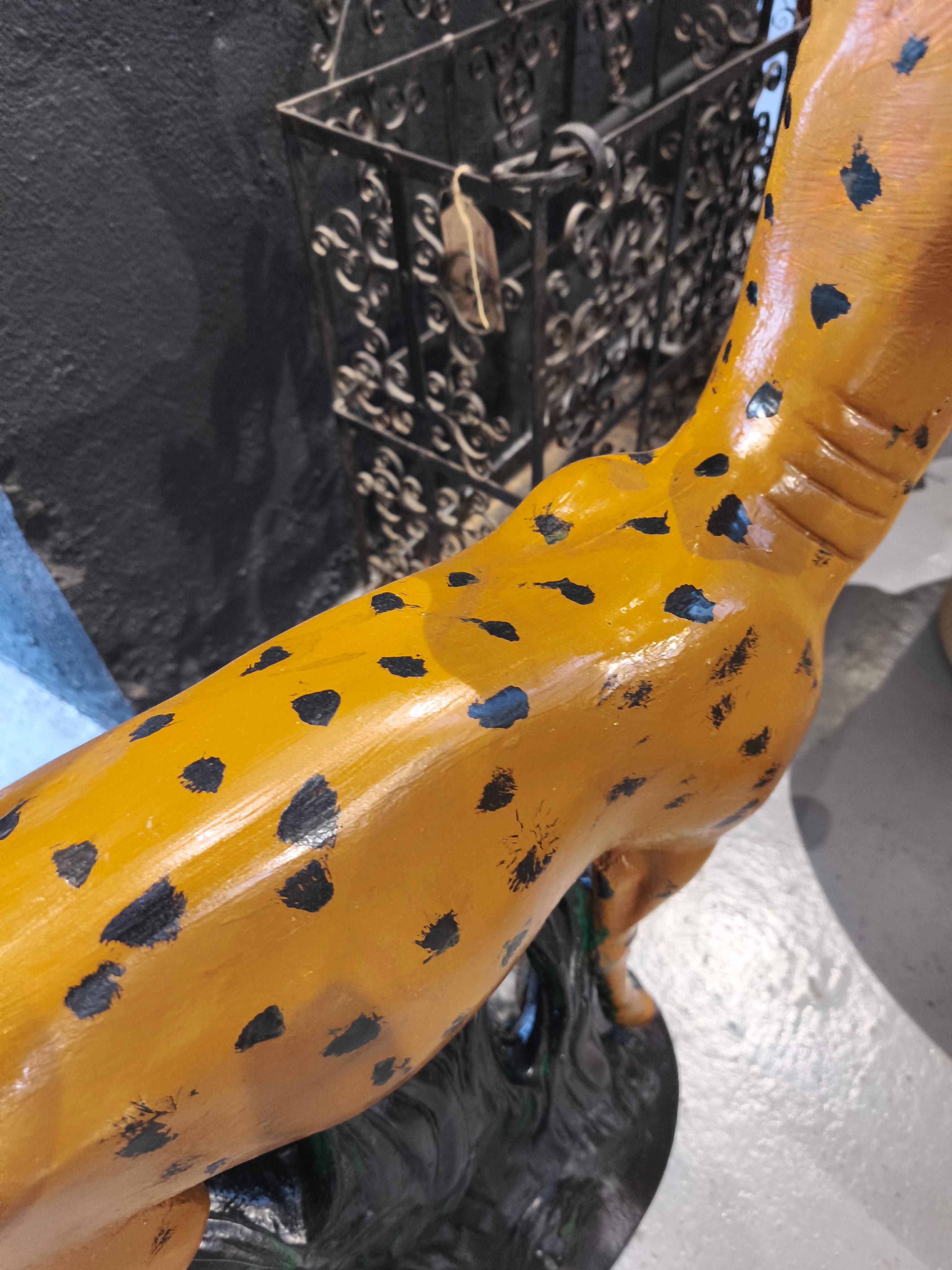 Figure décorative de cerf en pierre peinte à la main des années 1970 en vente 4