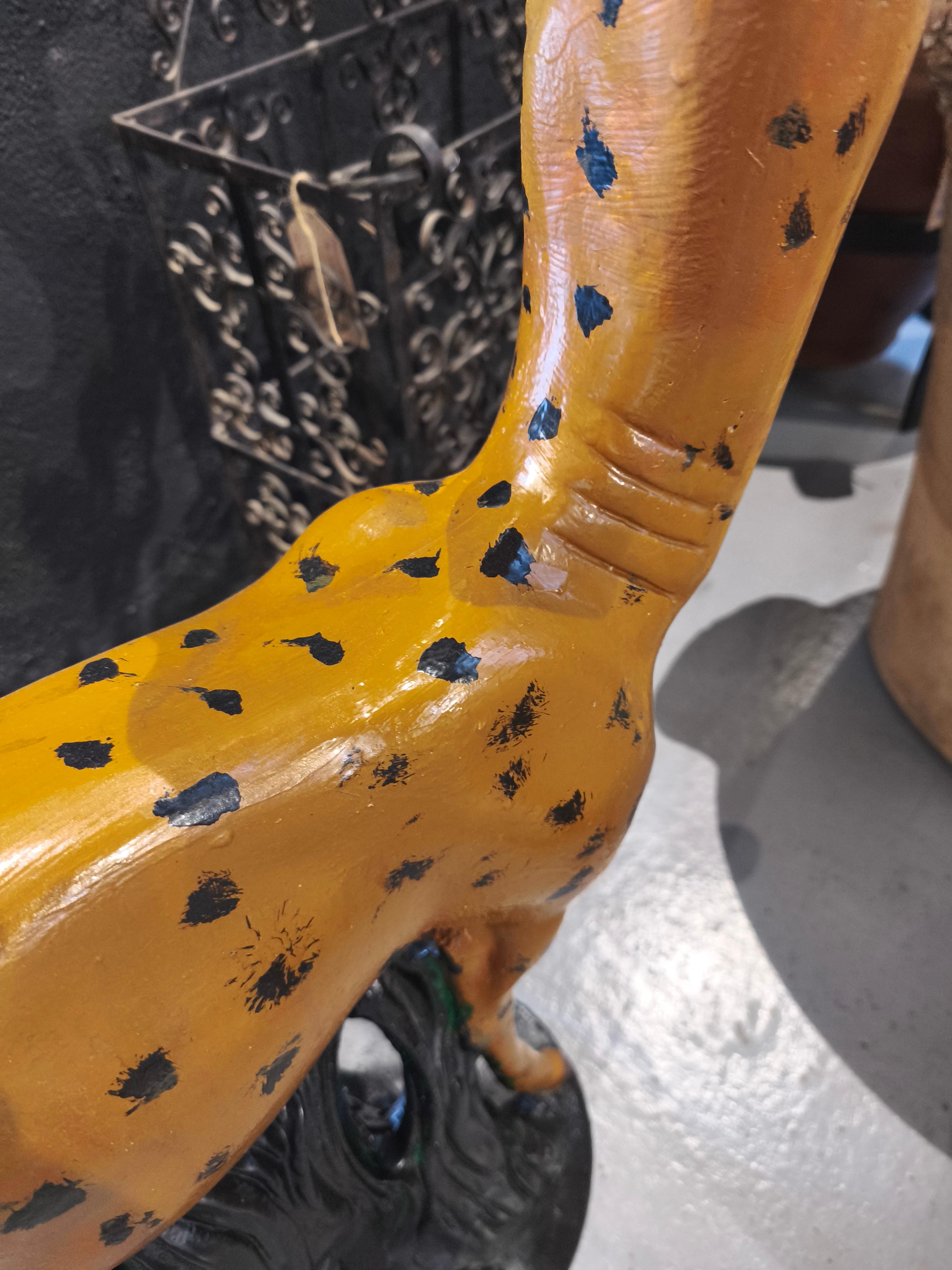 Figure décorative de cerf en pierre peinte à la main des années 1970 en vente 5