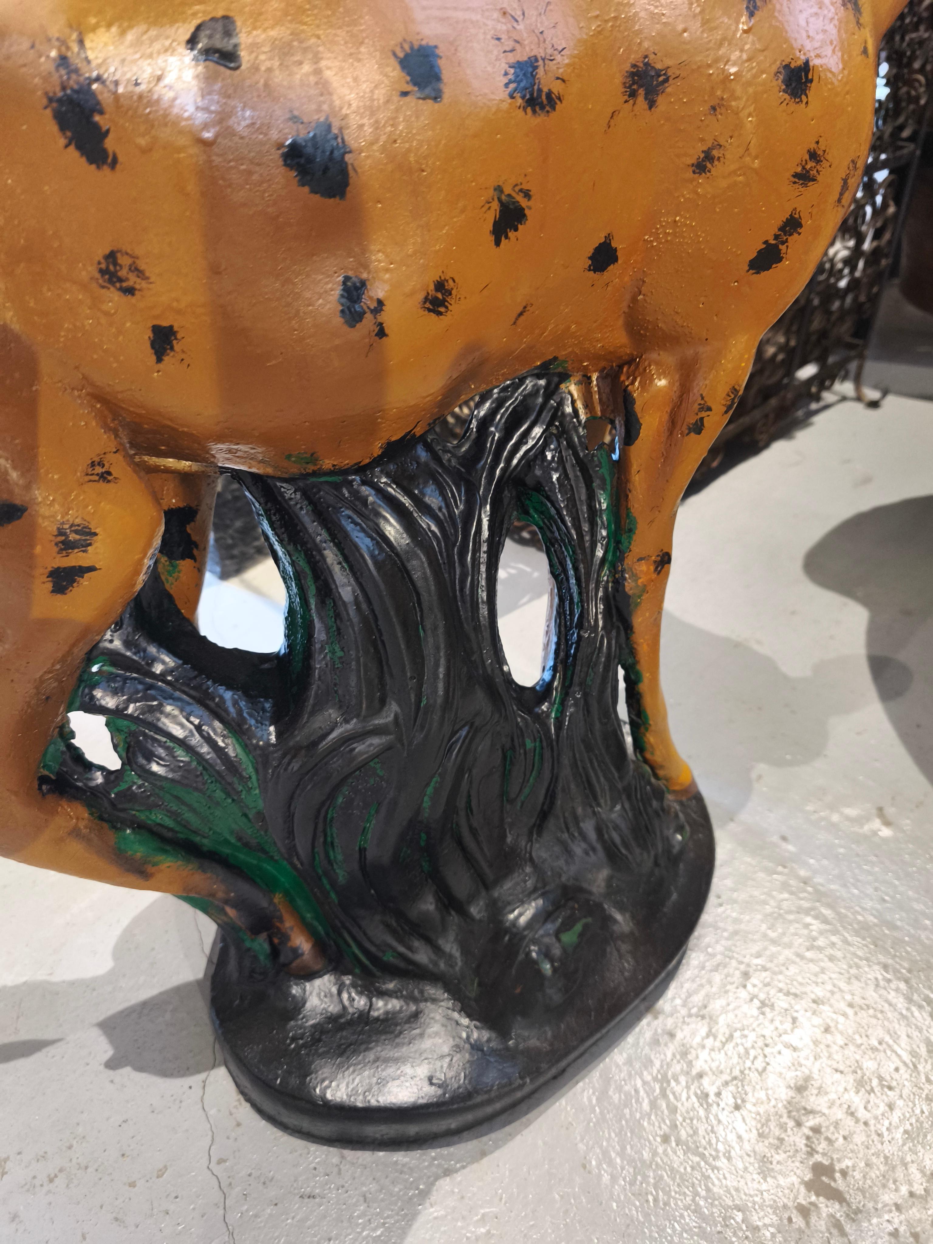 Figure décorative de cerf en pierre peinte à la main des années 1970 en vente 6