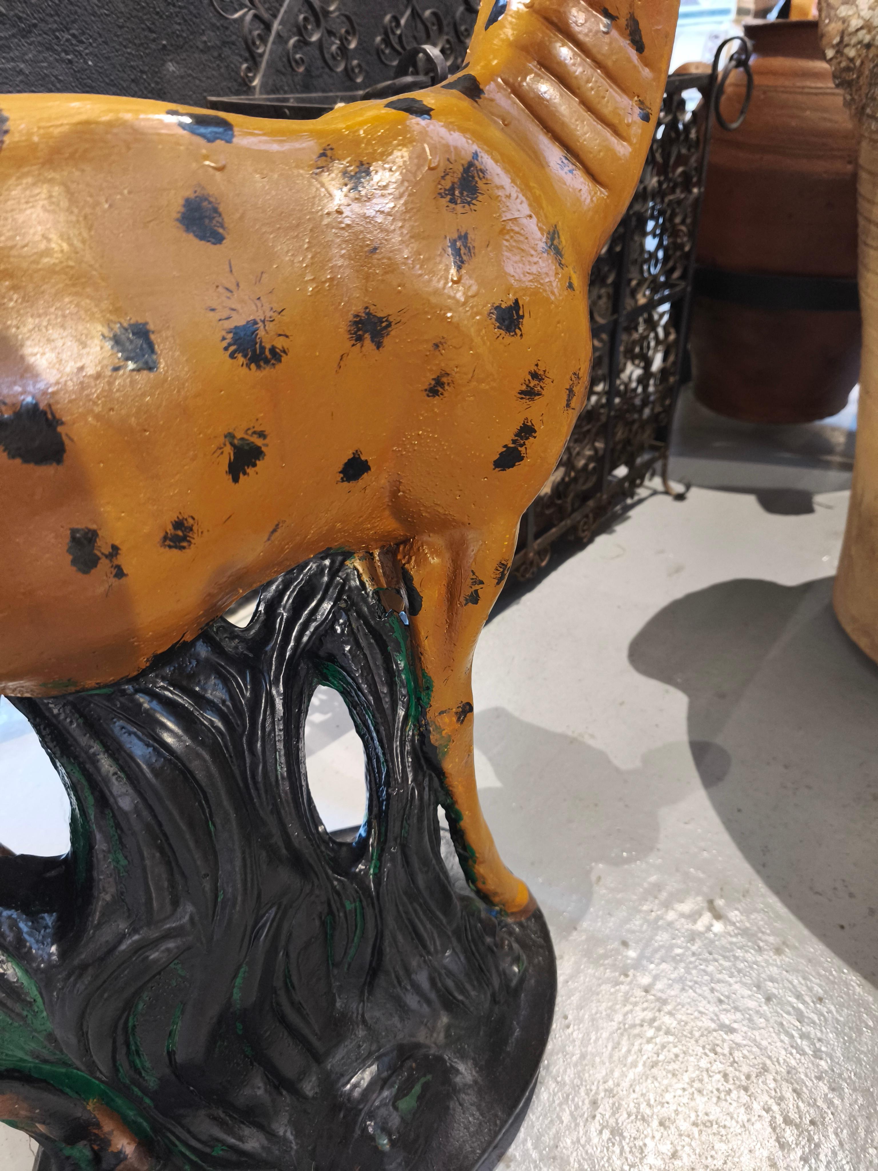 Figure décorative de cerf en pierre peinte à la main des années 1970 en vente 7