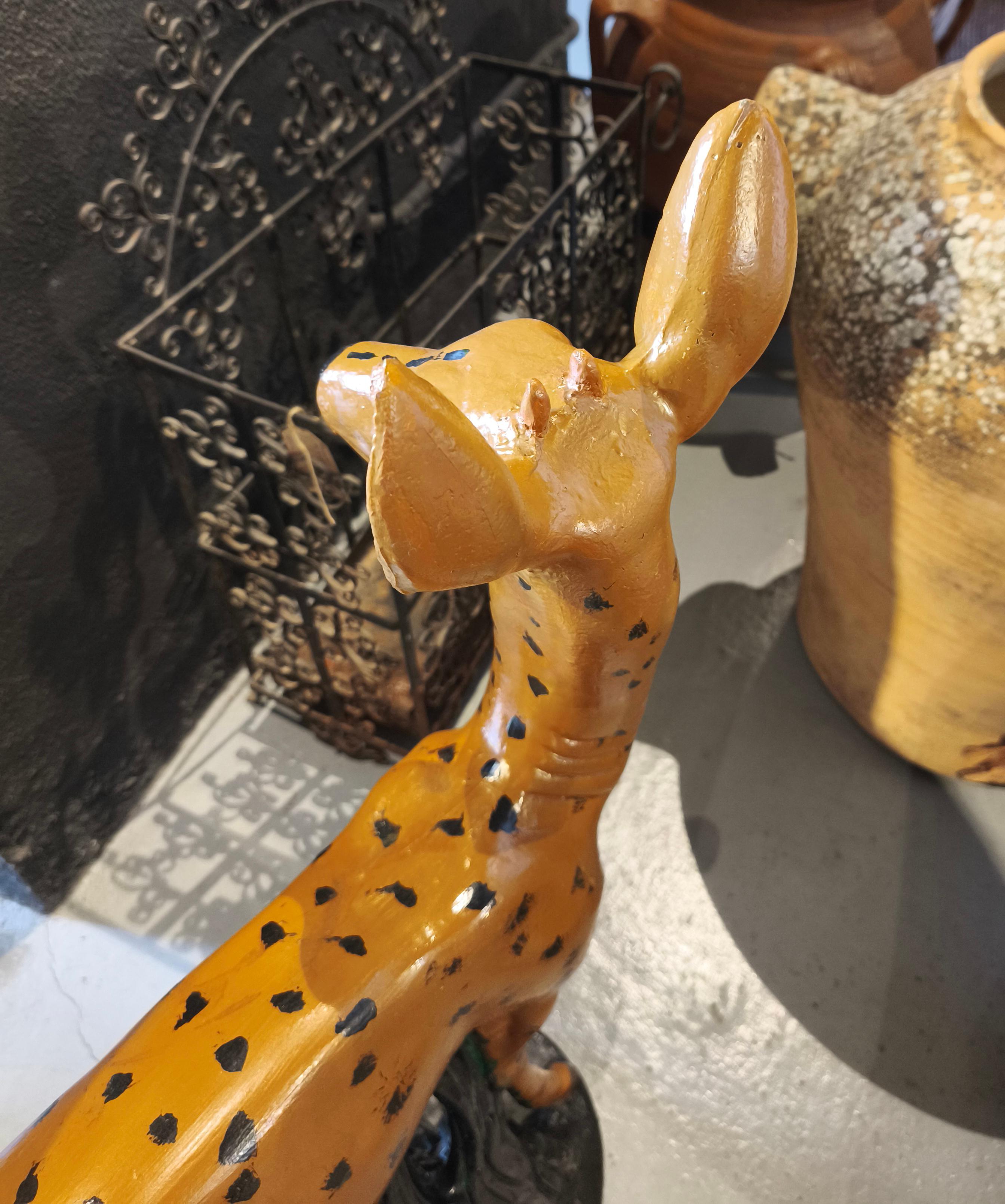 Figure décorative de cerf en pierre peinte à la main des années 1970 en vente 9