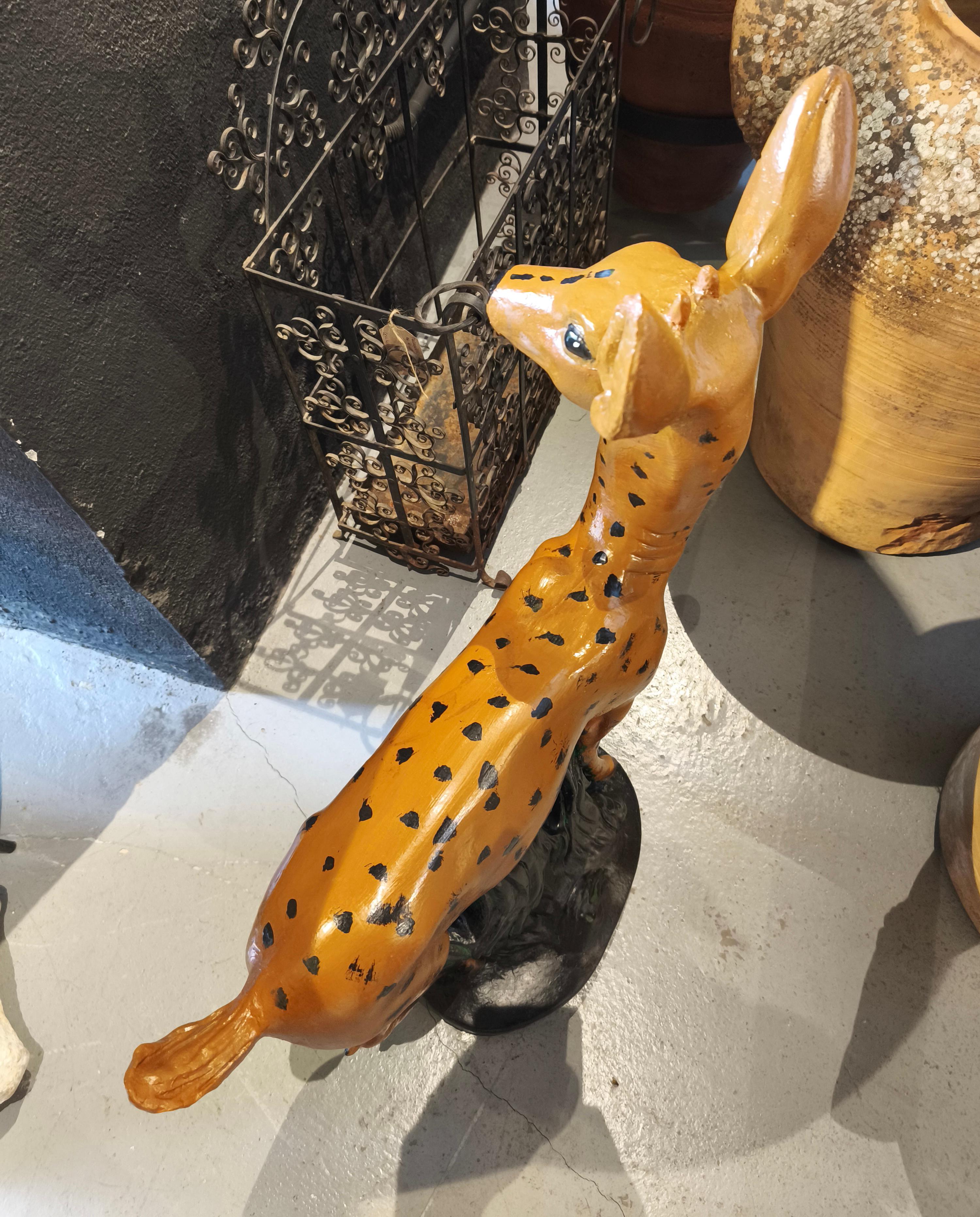 Figure décorative de cerf en pierre peinte à la main des années 1970 en vente 10