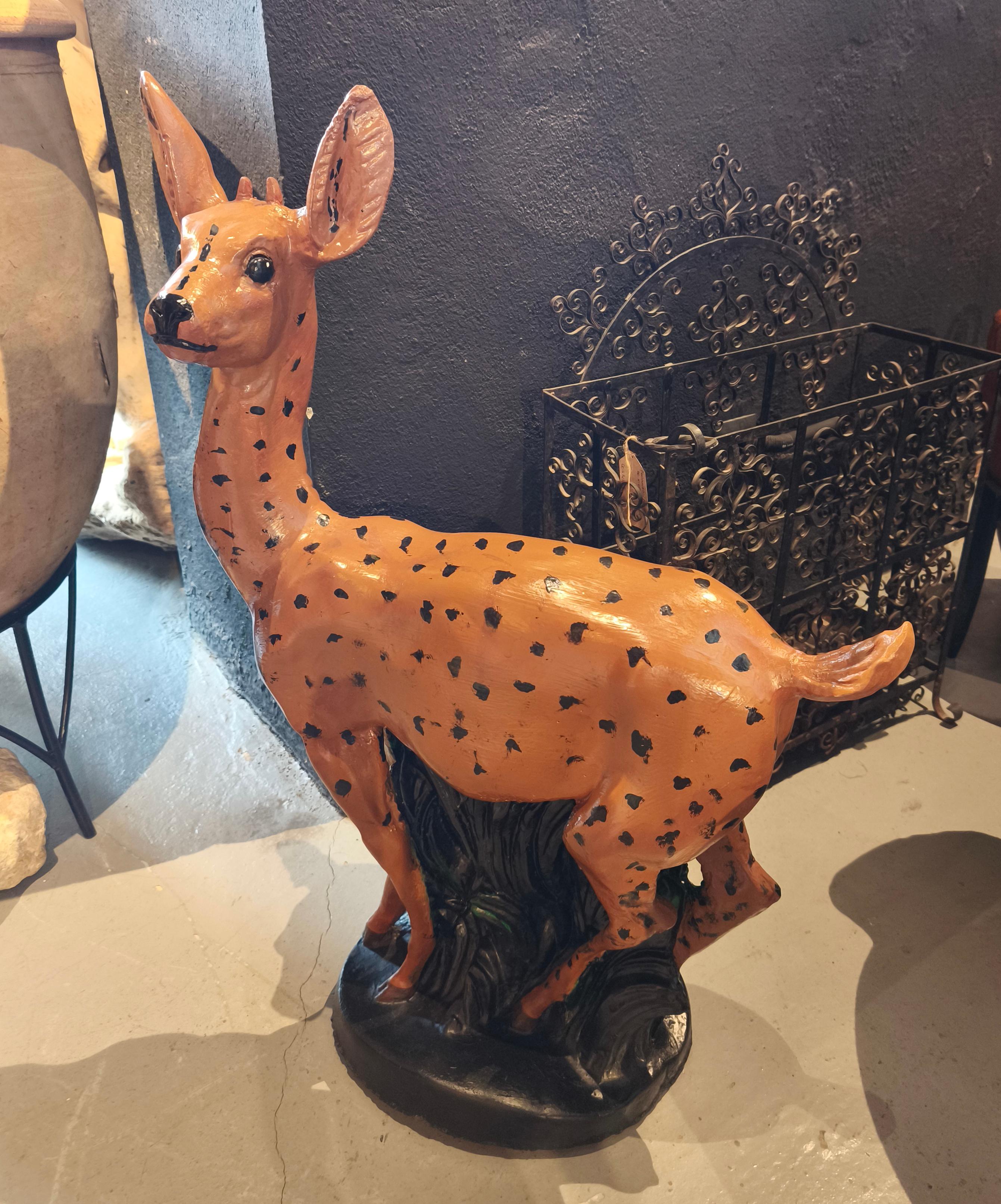 Figure décorative de cerf en pierre peinte à la main des années 1970 en vente 11
