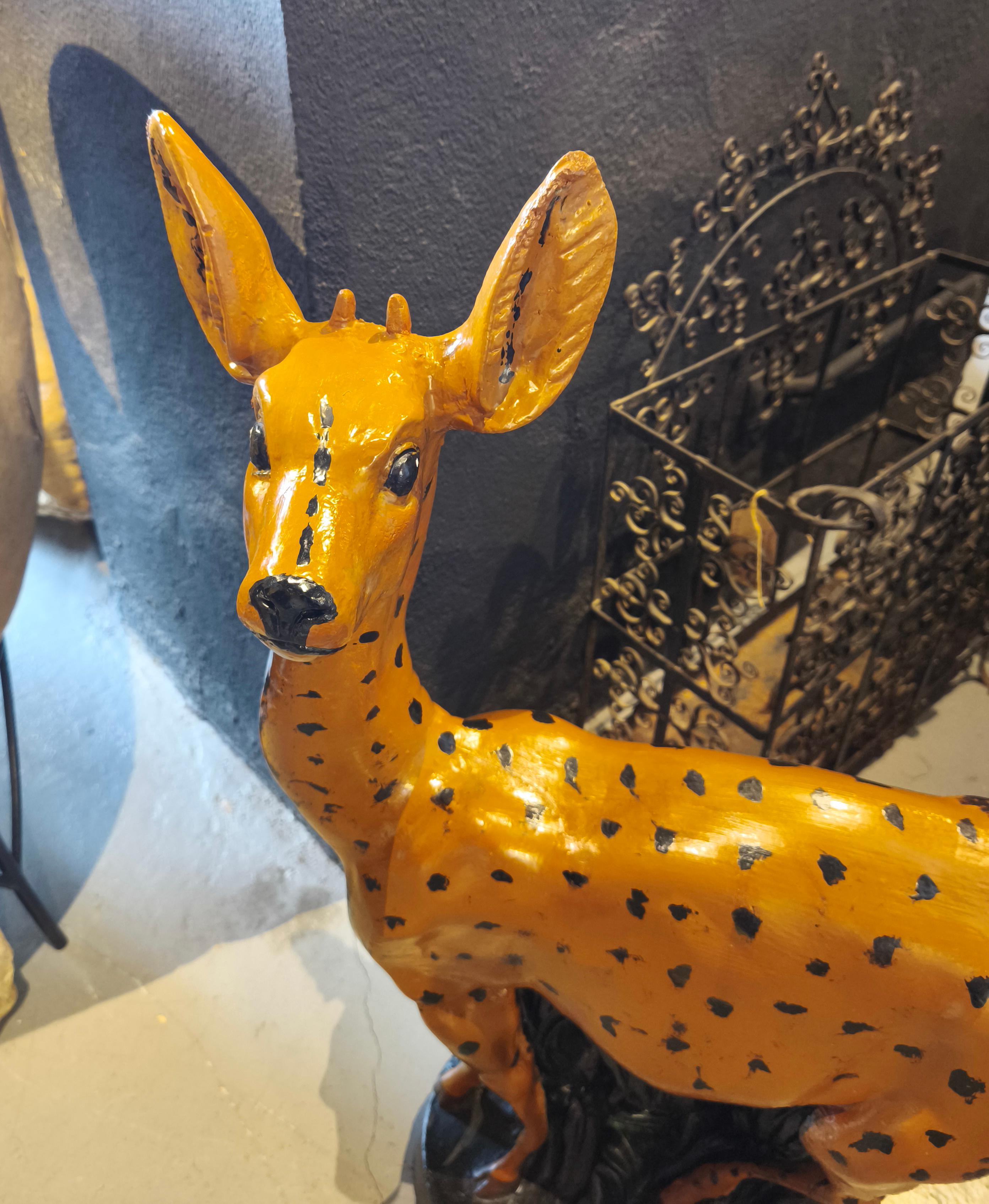 Sculpture de cerf de style naïf en bois sculpté et peint à la main. Avec une finition ocre et des taches noires qui évoquent un style ludique et artisanal, cette pièce allie un charme rustique à une touche décorative originale. Idéal pour ajouter