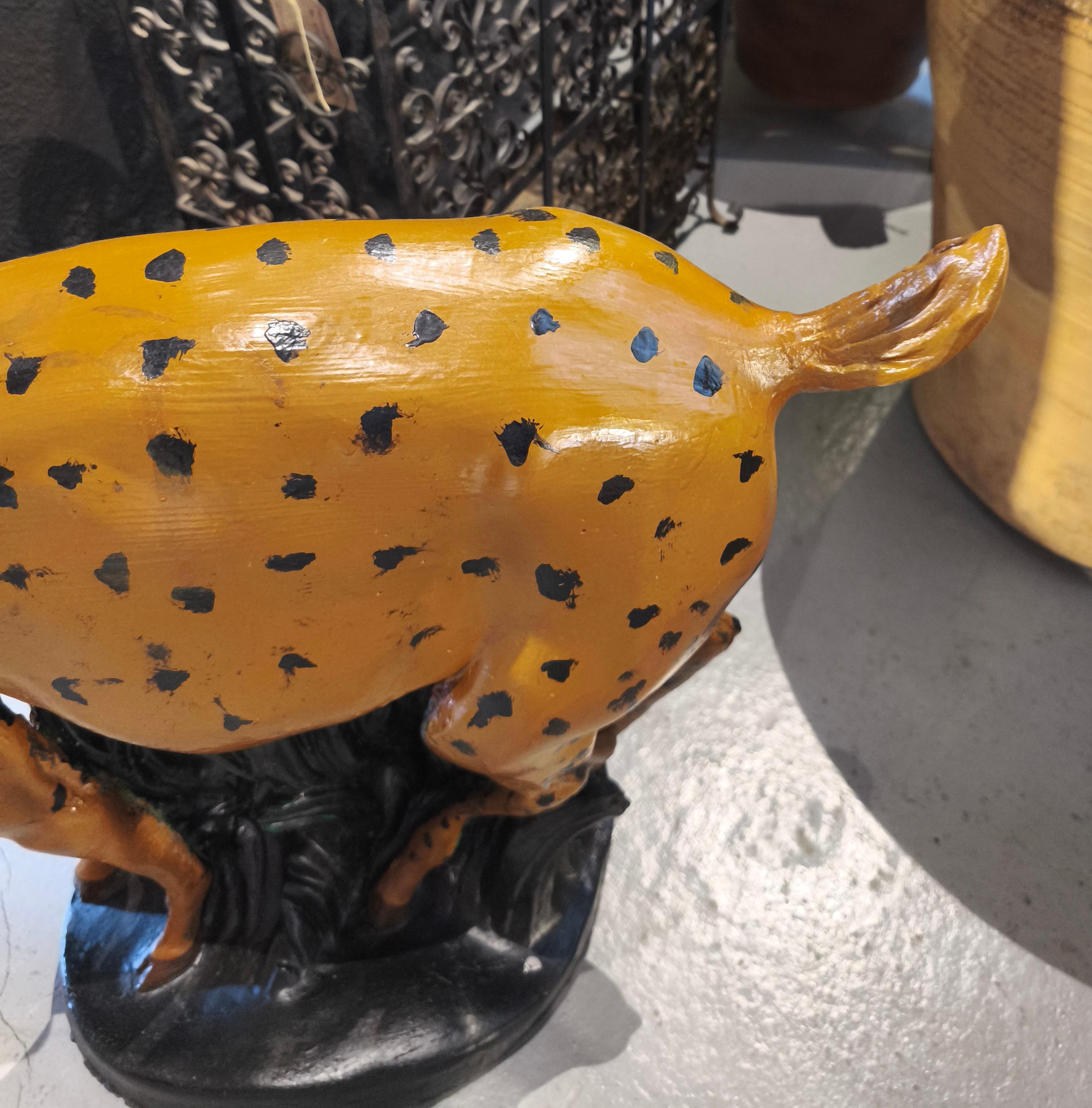 Européen Figure décorative de cerf en pierre peinte à la main des années 1970 en vente