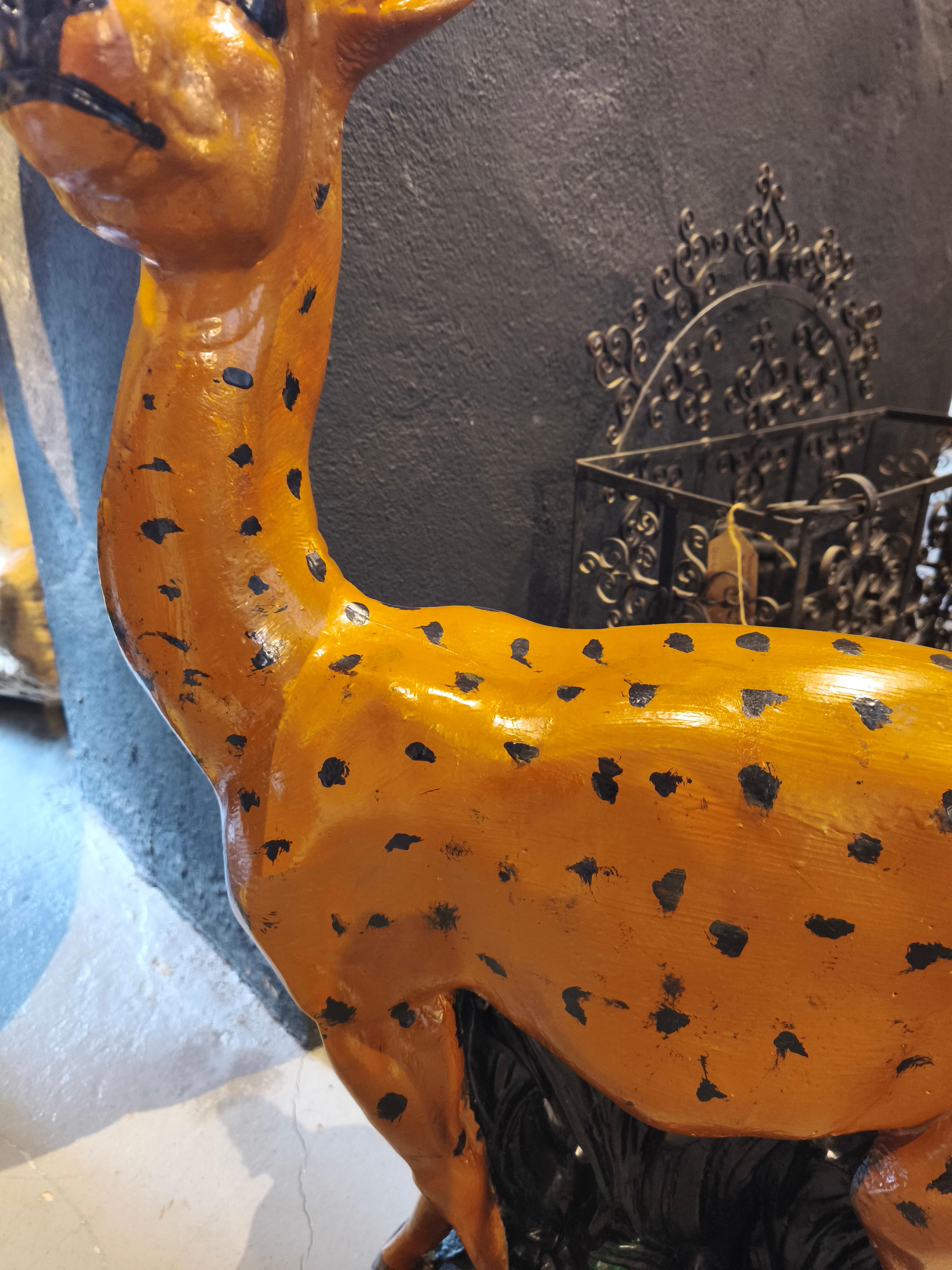 Peint à la main Figure décorative de cerf en pierre peinte à la main des années 1970 en vente