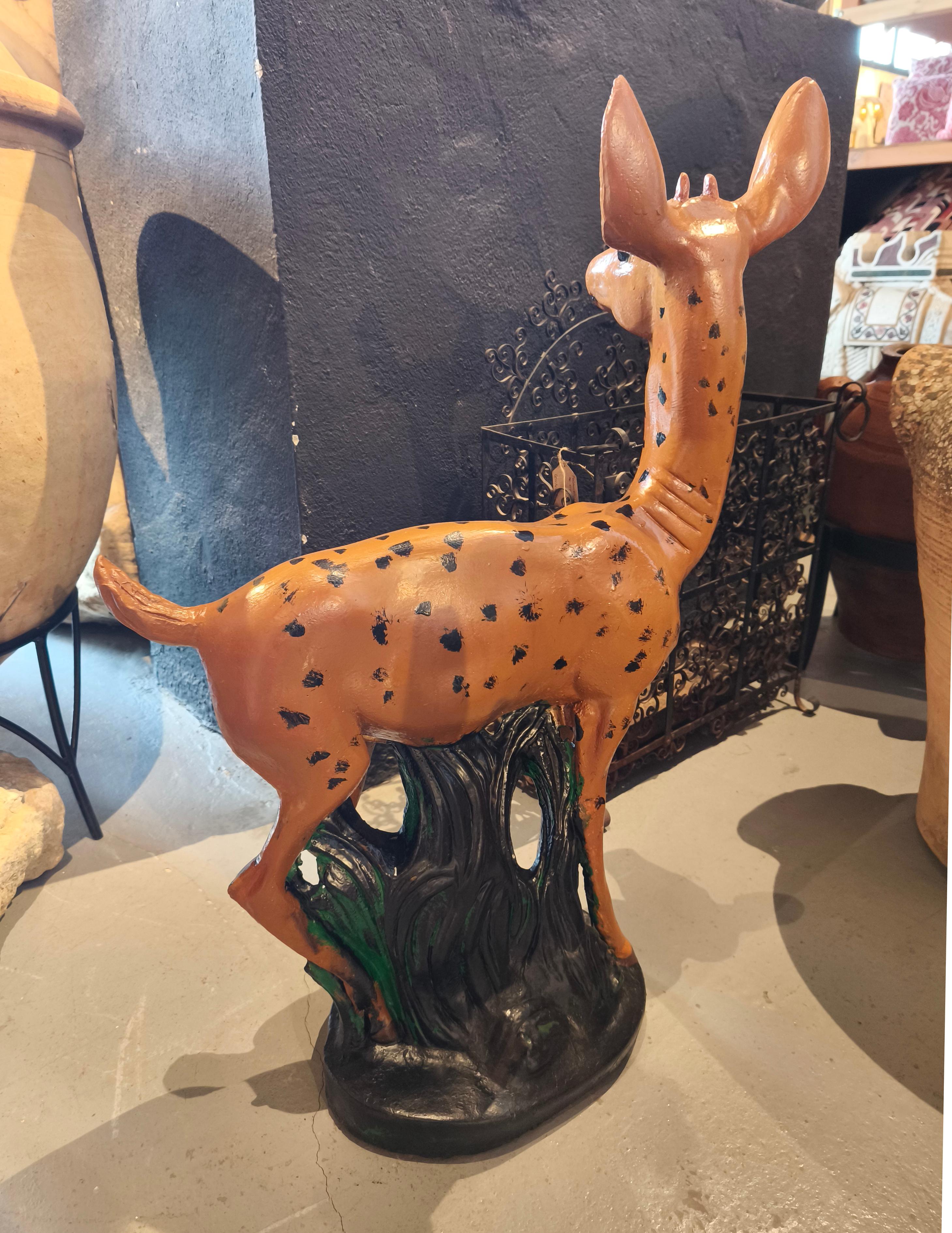 20ième siècle Figure décorative de cerf en pierre peinte à la main des années 1970 en vente