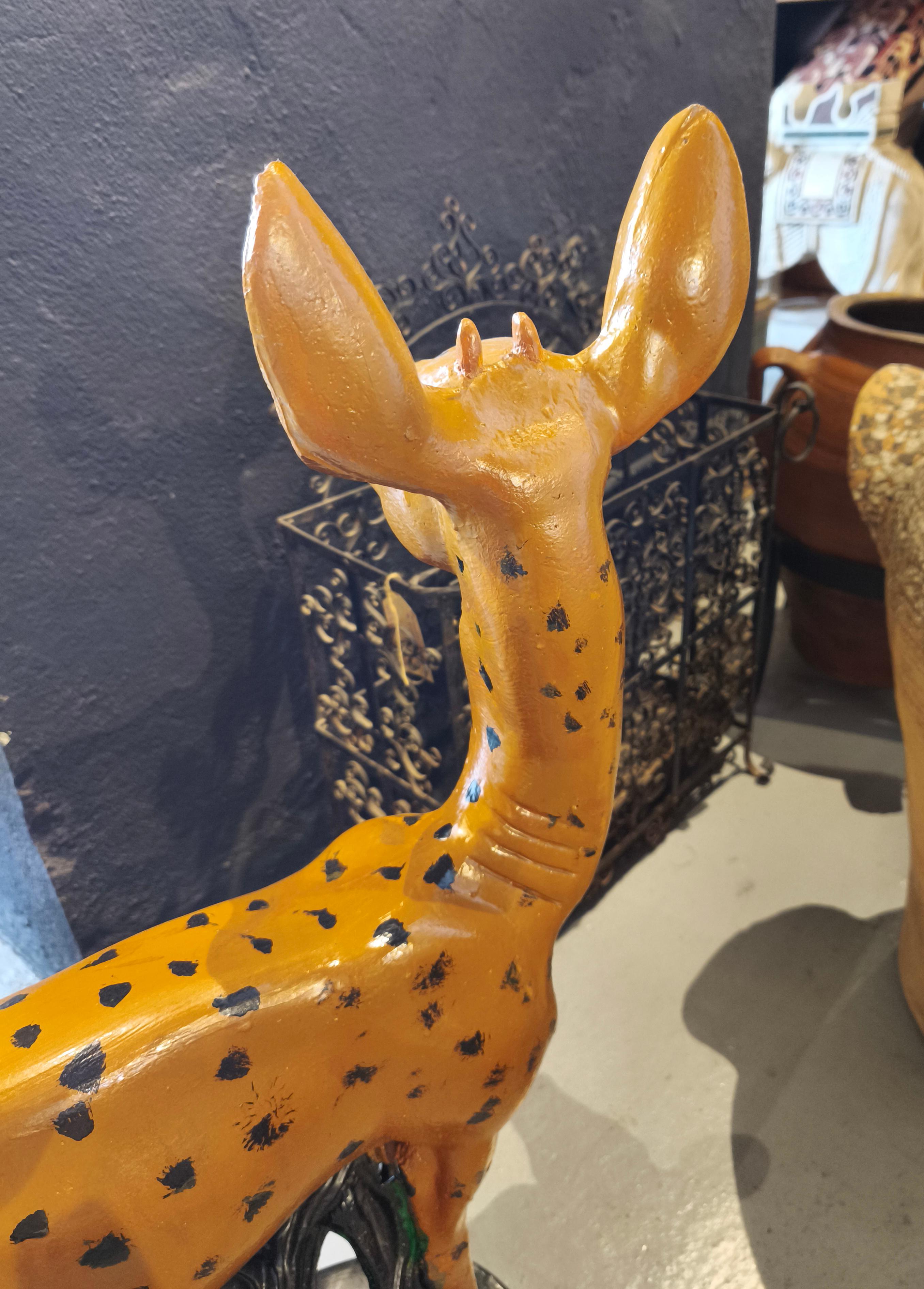 Ciment Figure décorative de cerf en pierre peinte à la main des années 1970 en vente