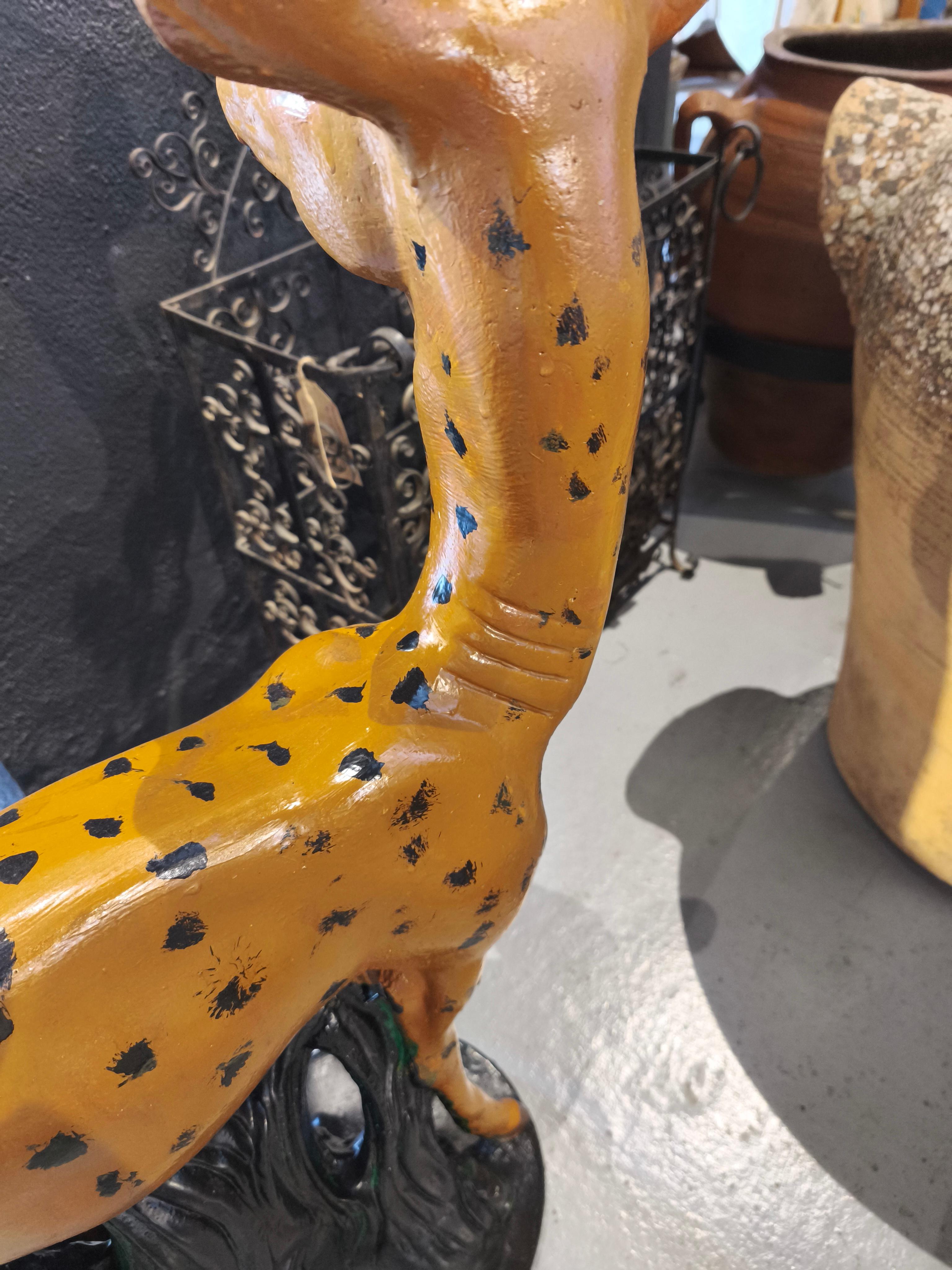 Figure décorative de cerf en pierre peinte à la main des années 1970 en vente 1