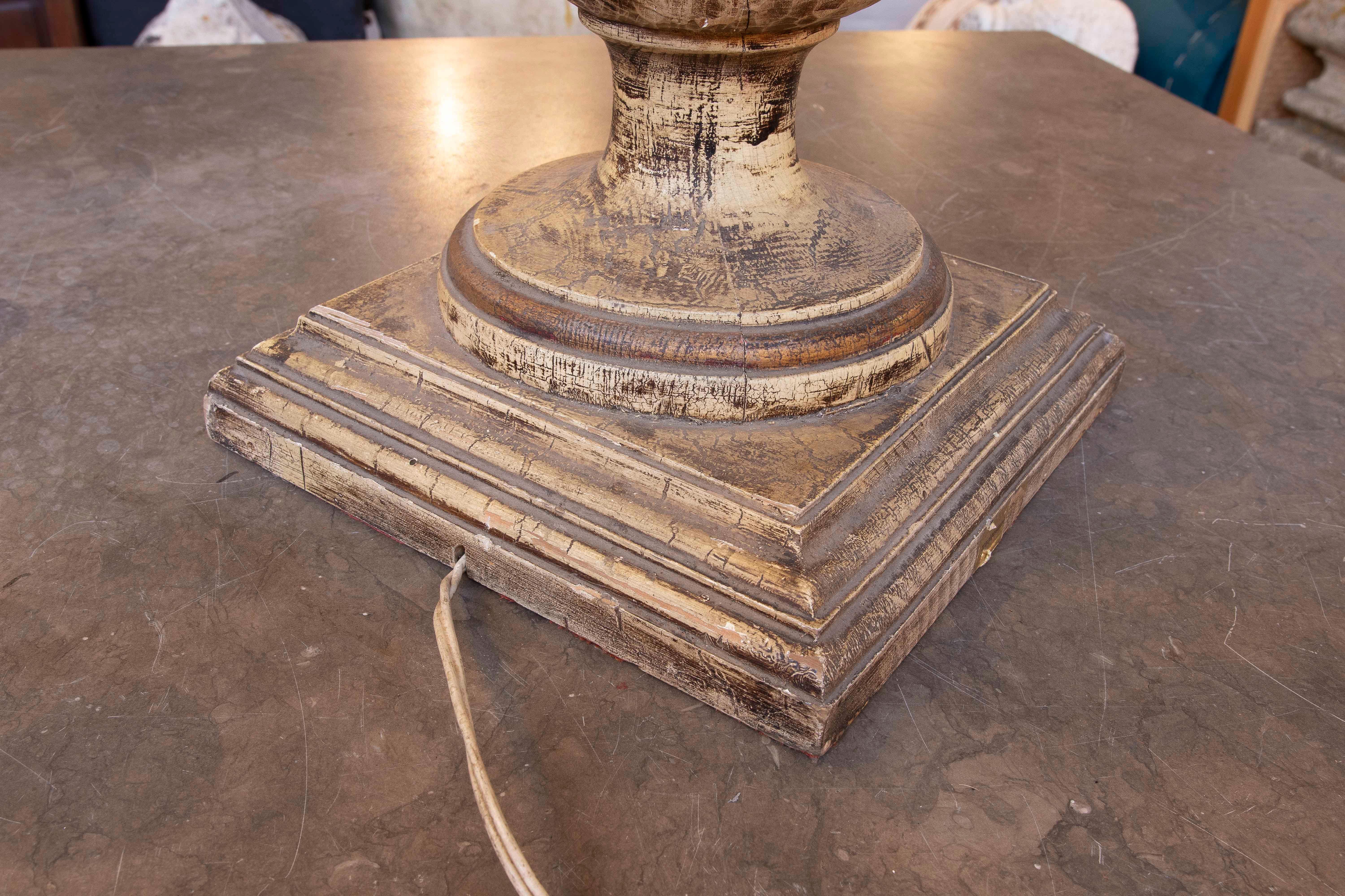 Lámpara de mesa de los años 70 pintada a mano y tallada en madera con frutas en venta 6
