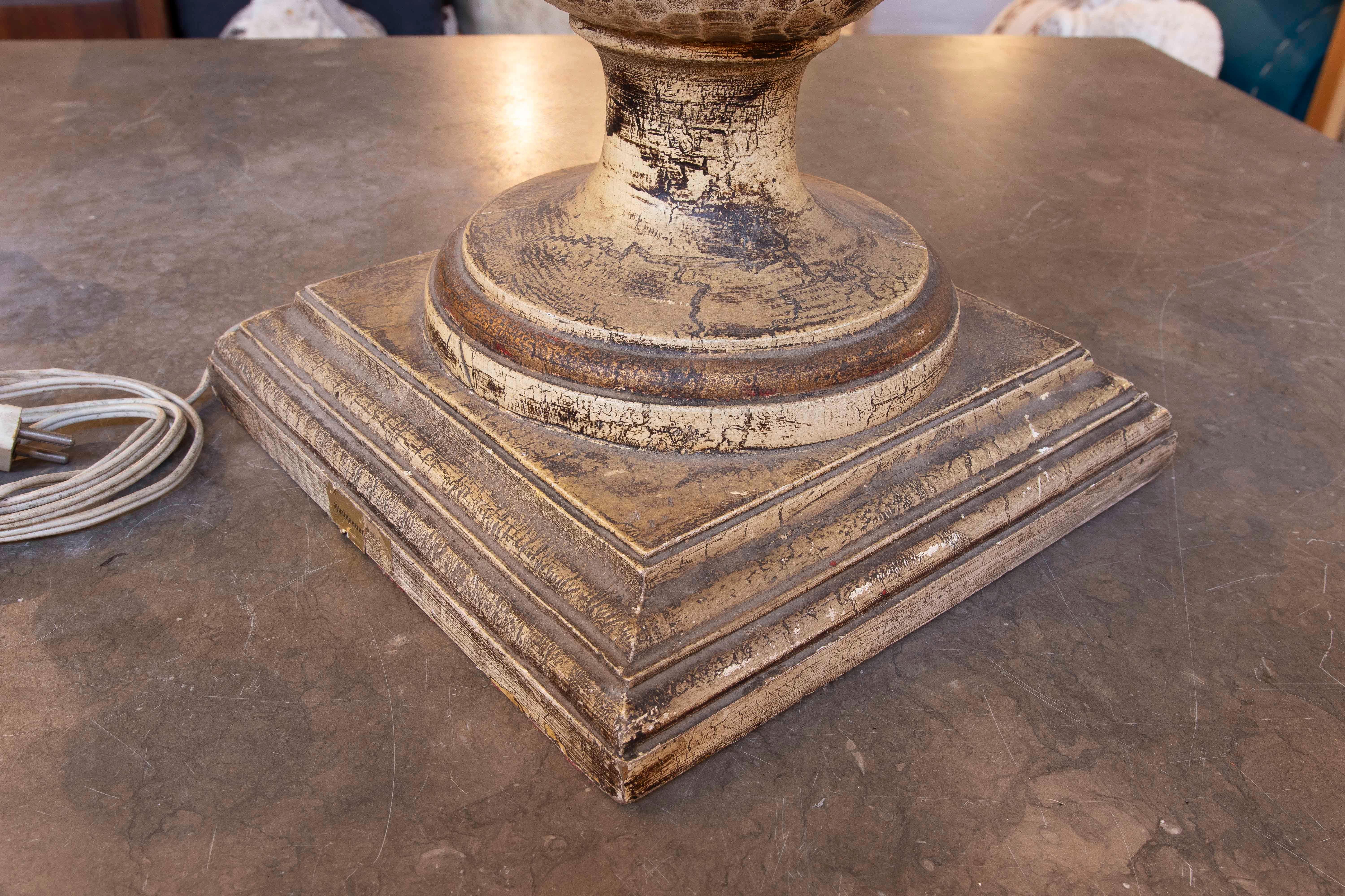 Lámpara de mesa de los años 70 pintada a mano y tallada en madera con frutas en venta 7