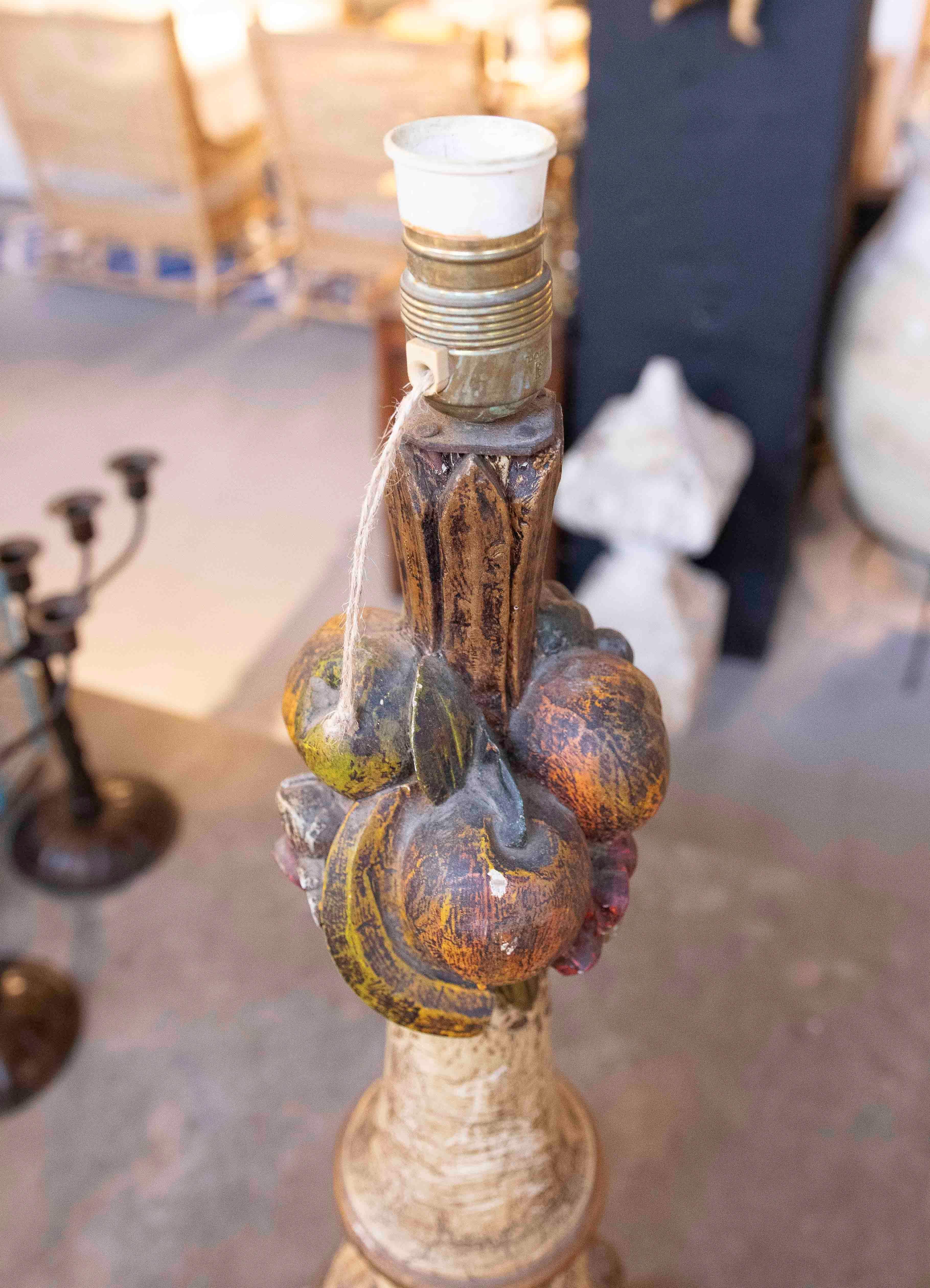 Lámpara de mesa de los años 70 pintada a mano y tallada en madera con frutas en venta 10