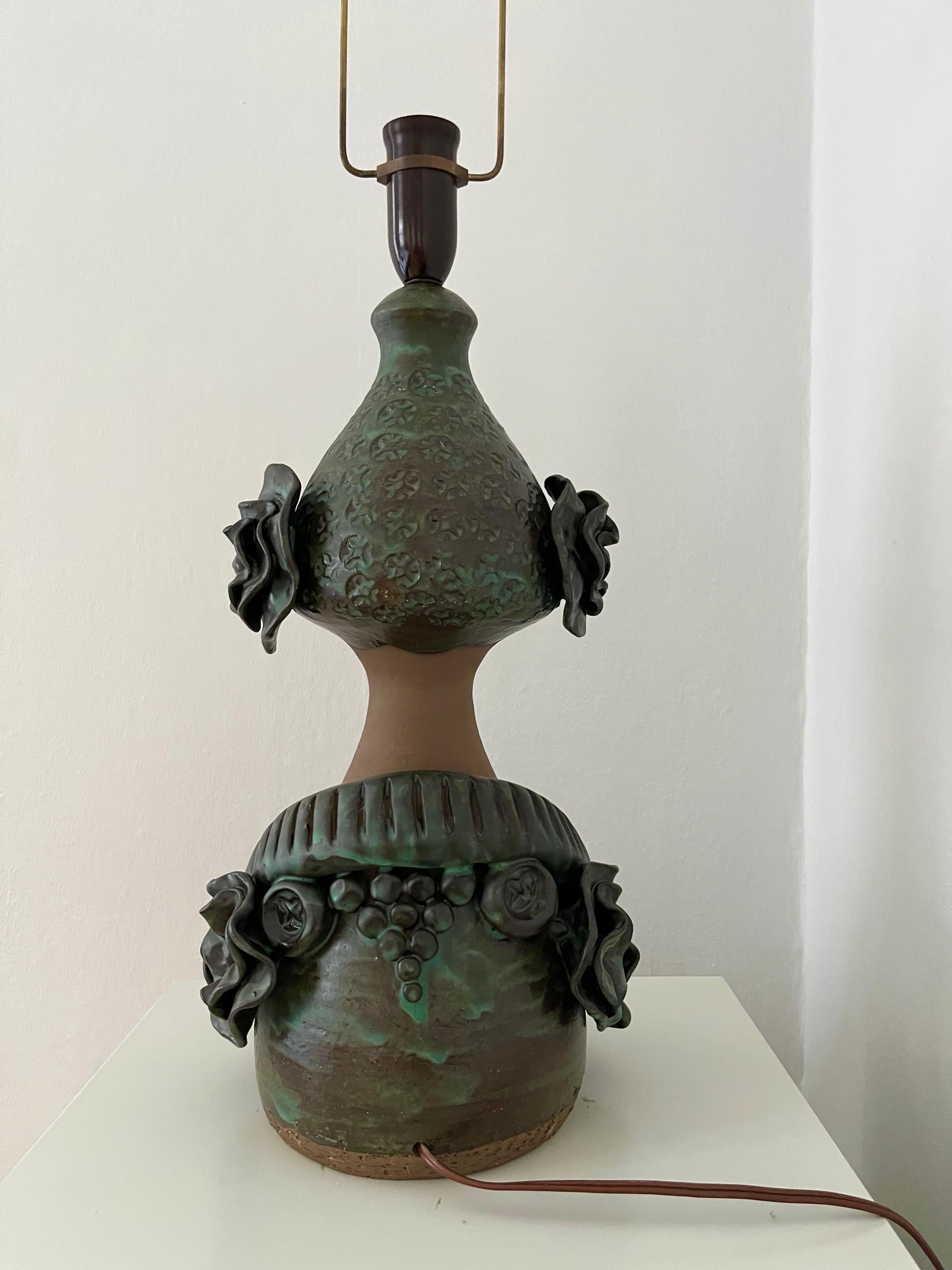 Lampe de table danoise sculpturale en céramique sculptée à la main des années 1970 par Flemming Ross en vente 8