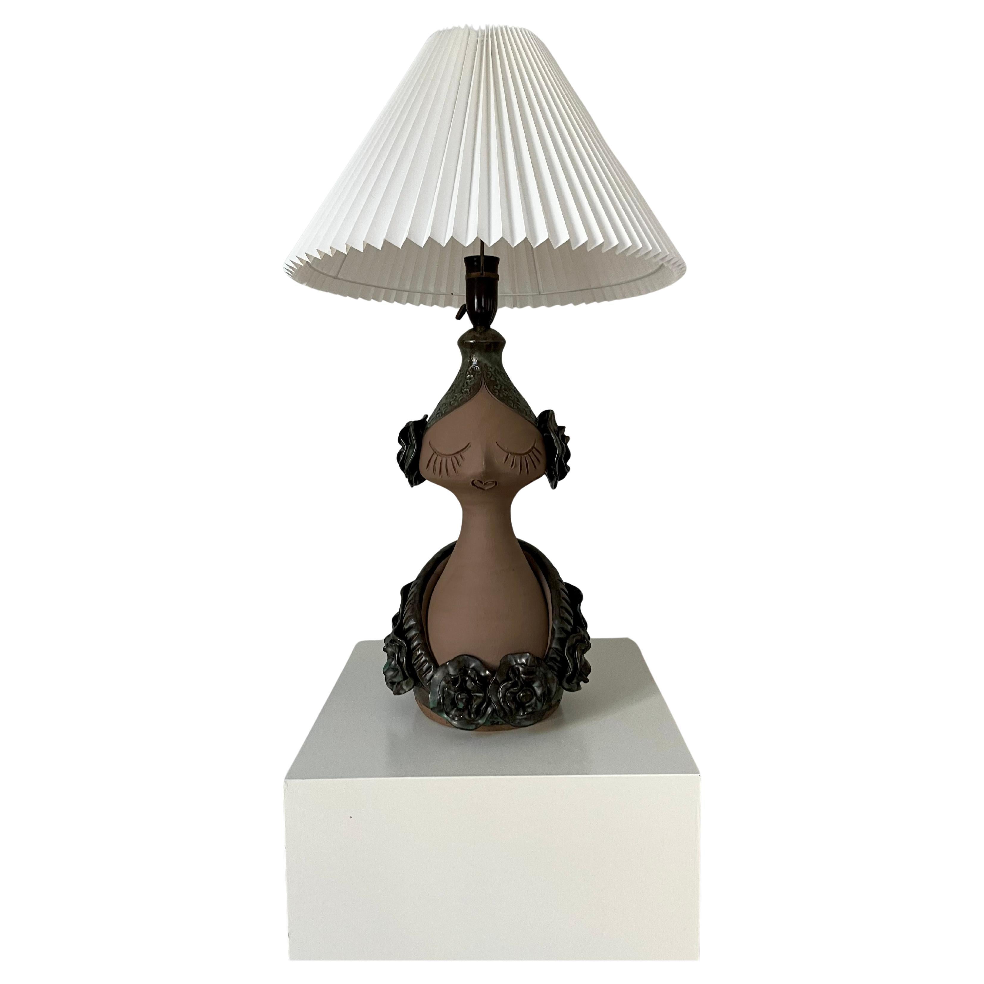 Cette lampe de table danoise en céramique sculptée à la main dans les années 1970 par Flemming Ross est une véritable pièce d'apparat. Monumentale et accrocheuse, cette étonnante œuvre d'art en céramique est haute et a la forme du haut du corps