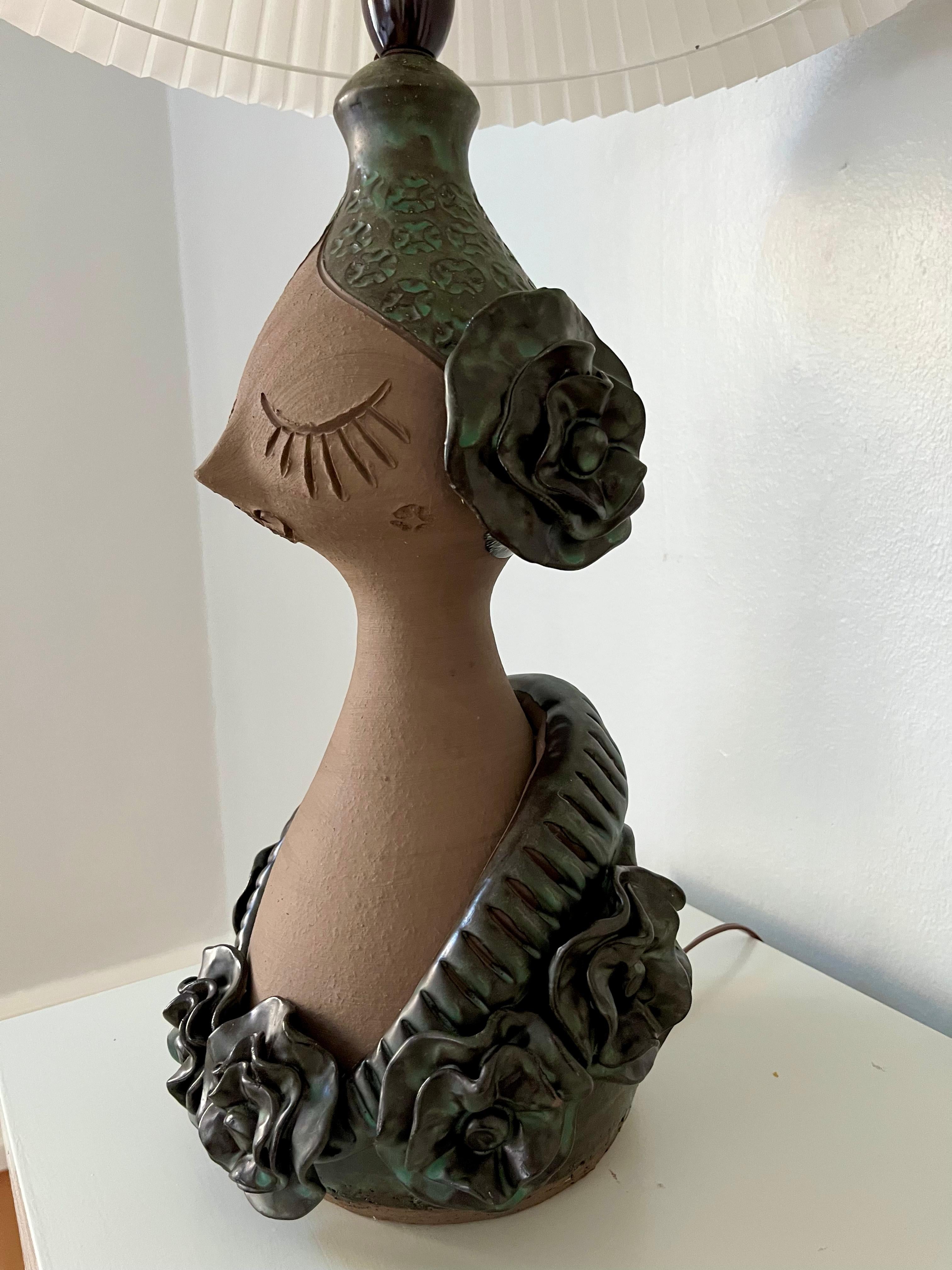 1970s hand-sculpted Danish sculptural ceramic table lamp by Flemming Ross In Good Condition For Sale In Frederiksberg C, DK