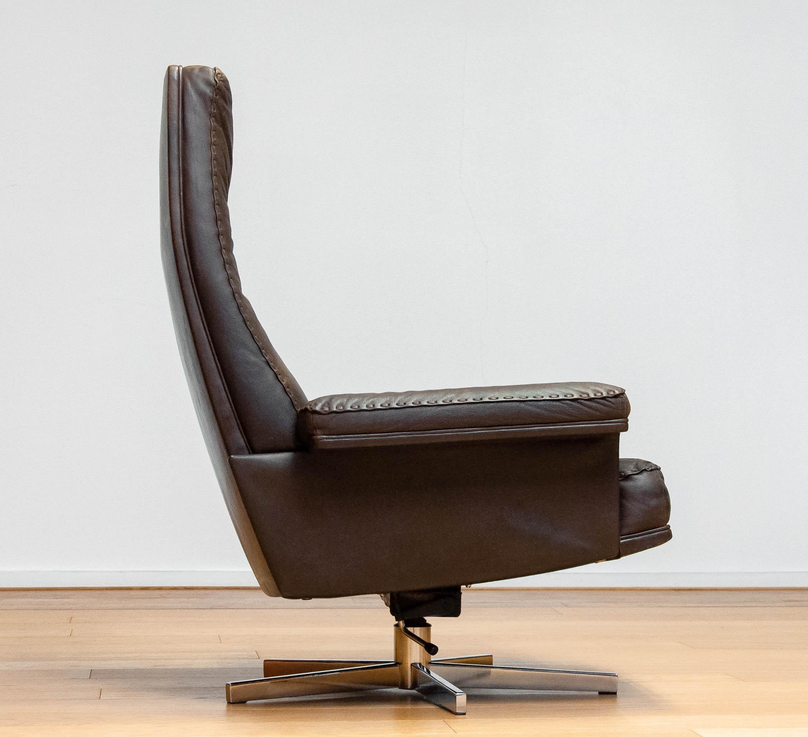 1970s Handstitched Brown Leather Swivel Chair with Chrome Base by De Sede DS-35 In Good Condition In Silvolde, Gelderland
