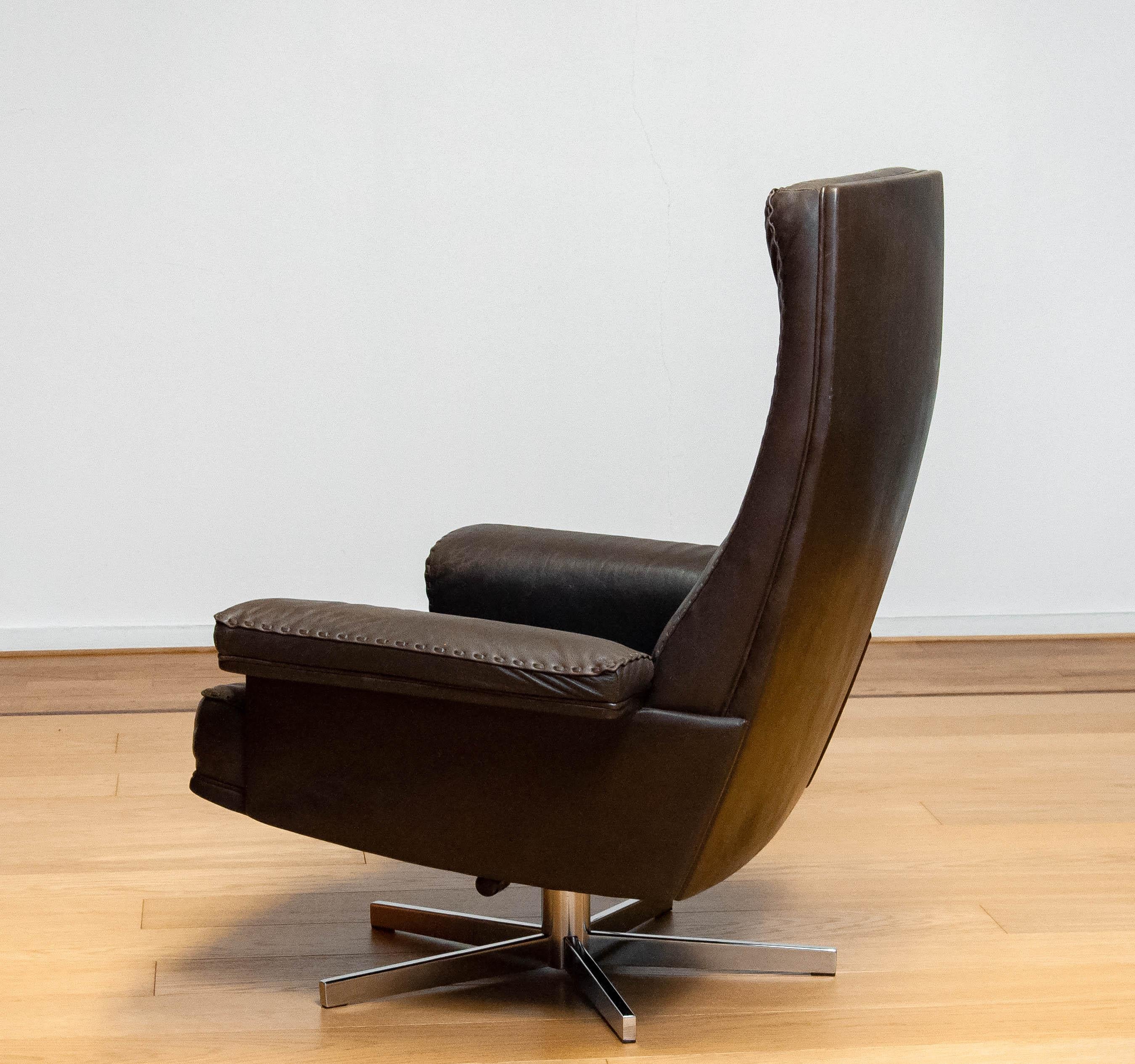1970s Handstitched Brown Leather Swivel Chair with Chrome Base by De Sede DS-35 1