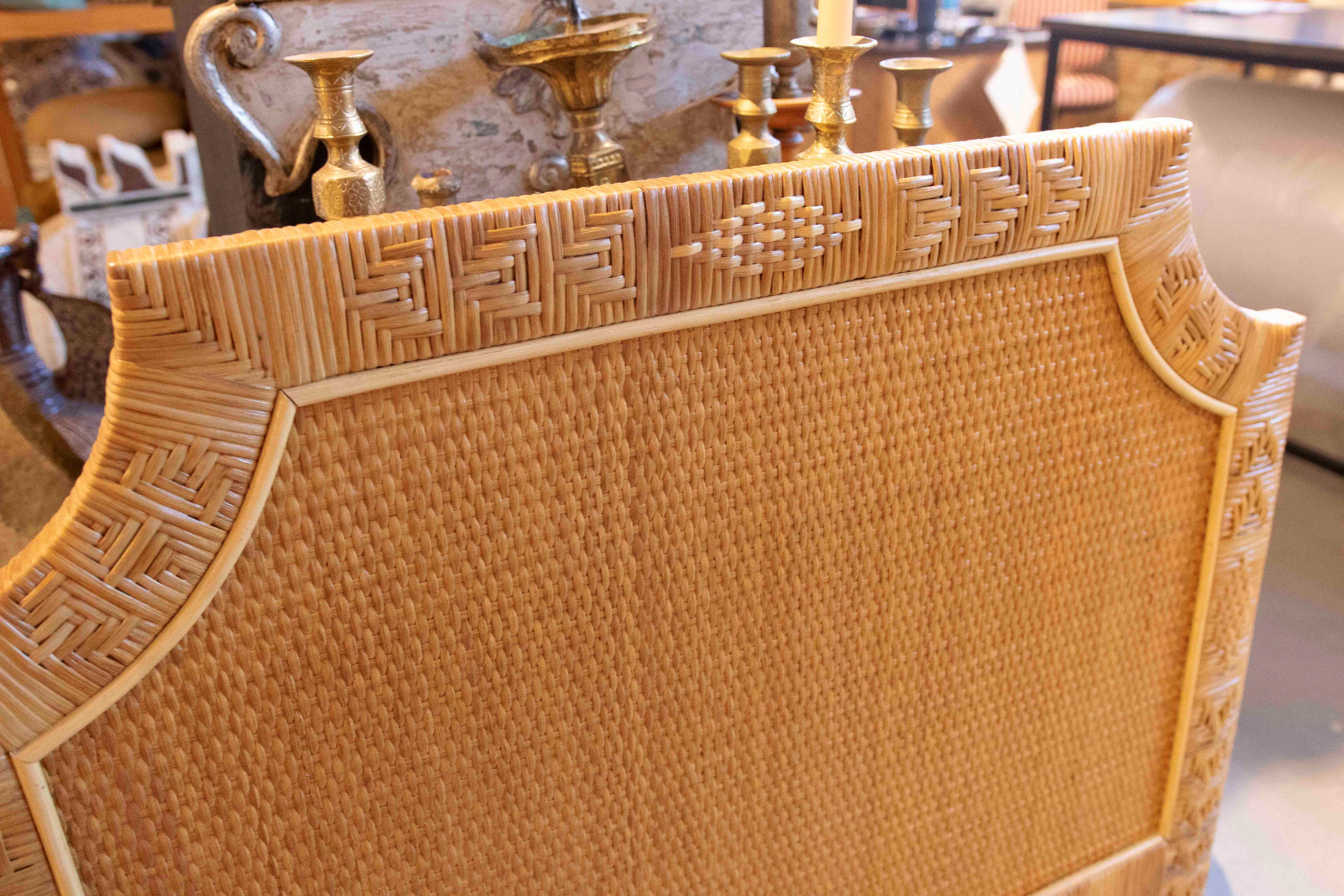 Spagnolo Testiera in rattan naturale intrecciato a mano degli anni '70 - stile tropicale vintage in vendita