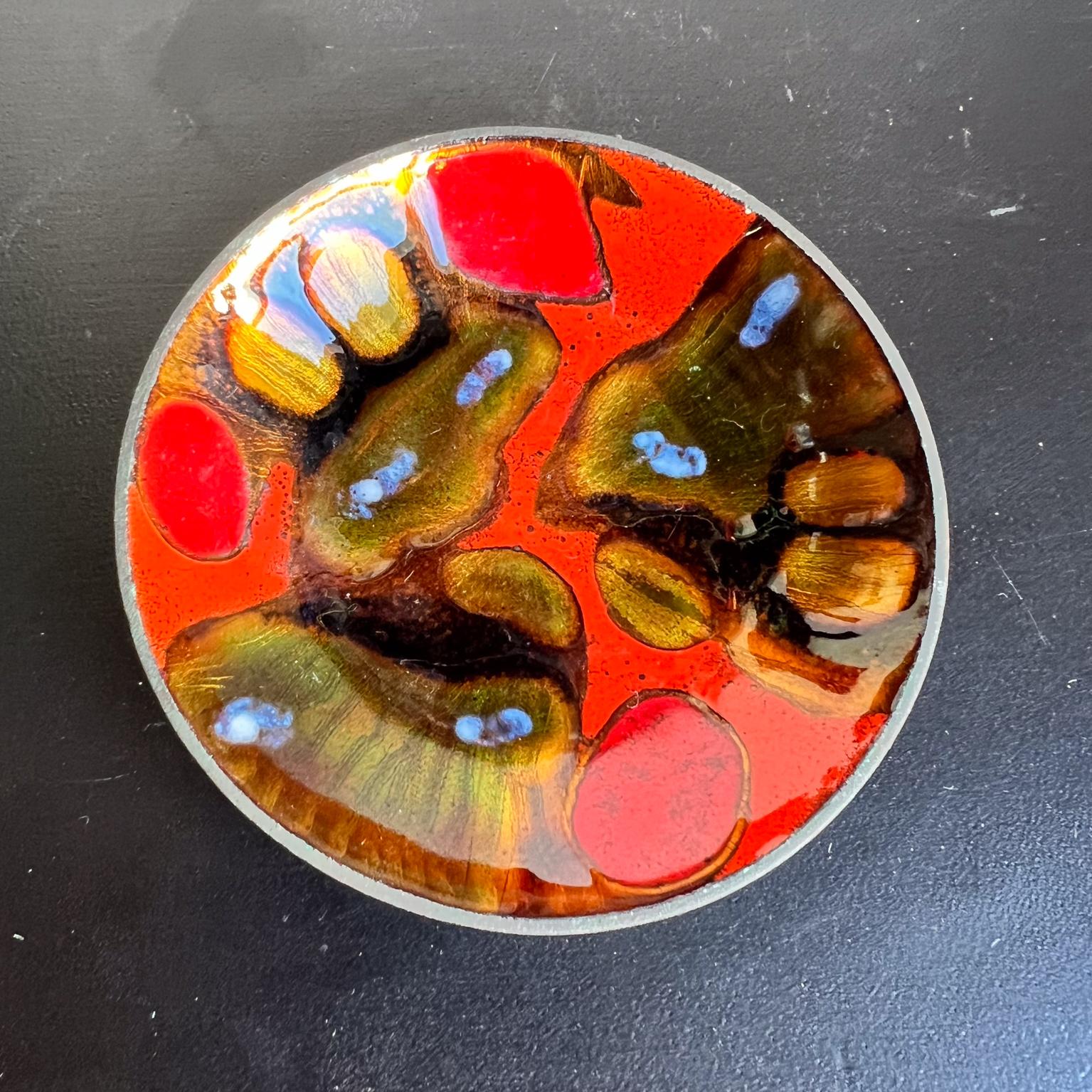 1970s Handarbeid Balestrand Norge Abstract Enamel Art Trinket Dish Norway
3.38 diameter x .63 h
Preowned vintage condition
Refer to images