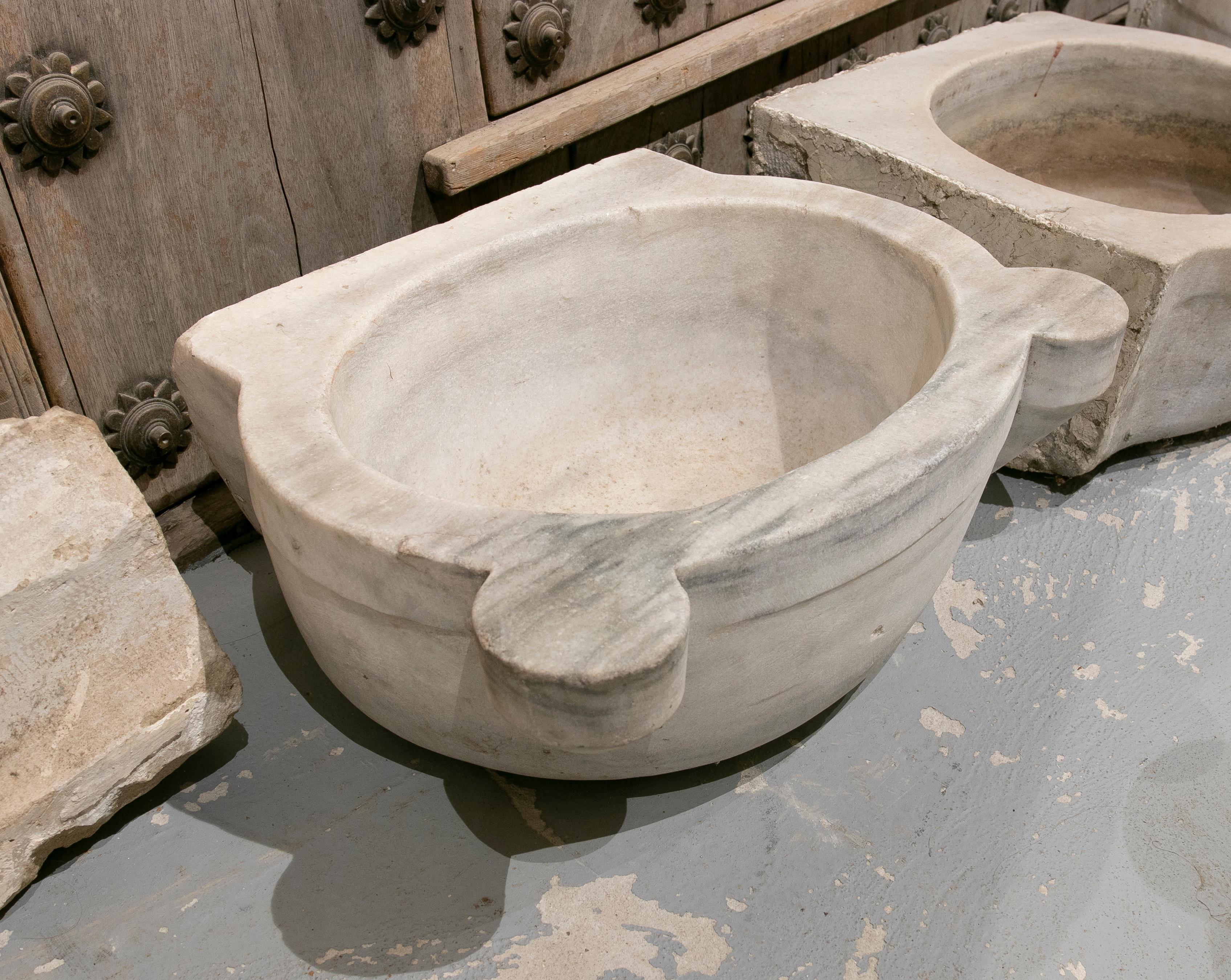 1970s Handcarved White Veined Marble Basin In Good Condition In Marbella, ES