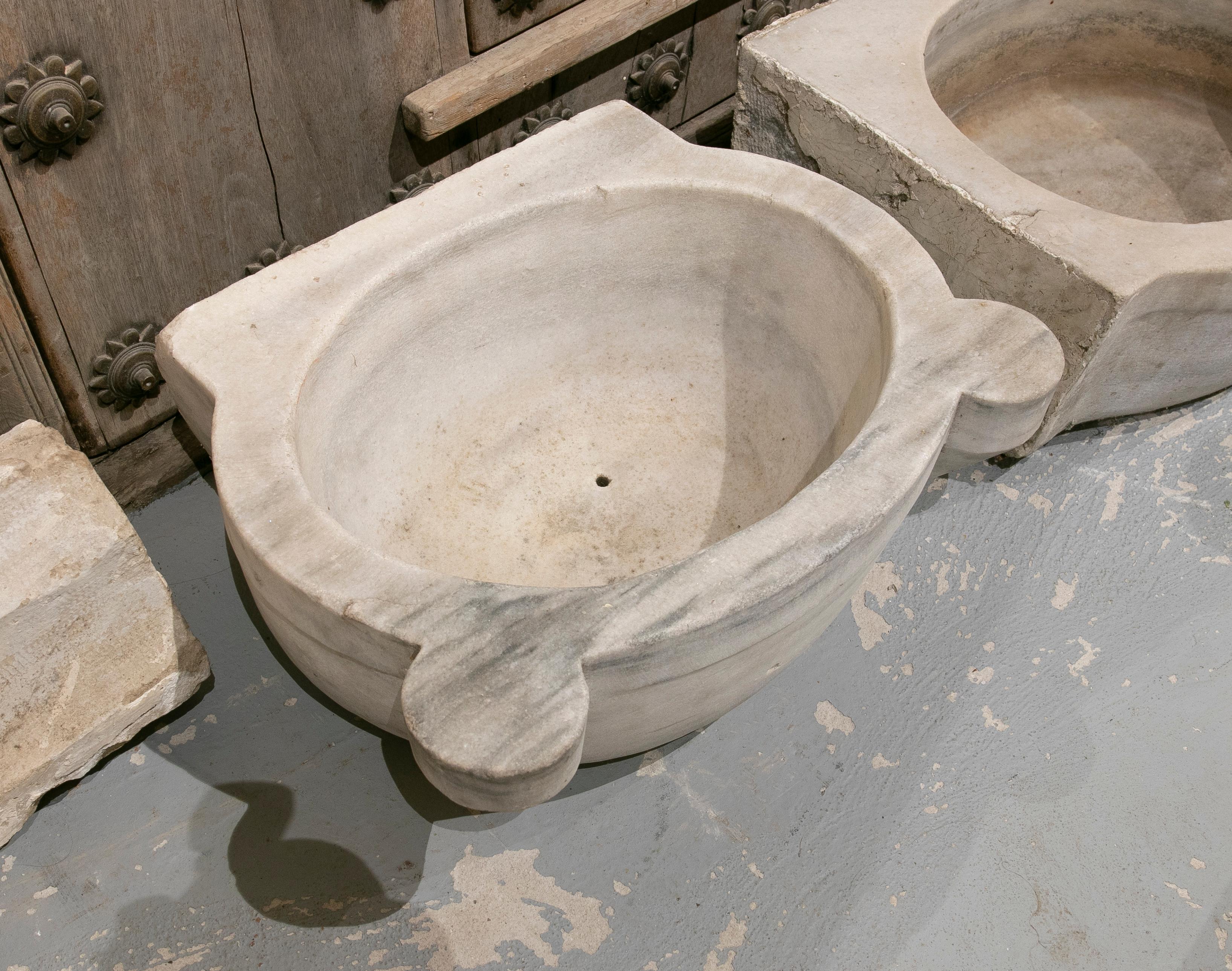 1970s Handcarved White Veined Marble Basin 1