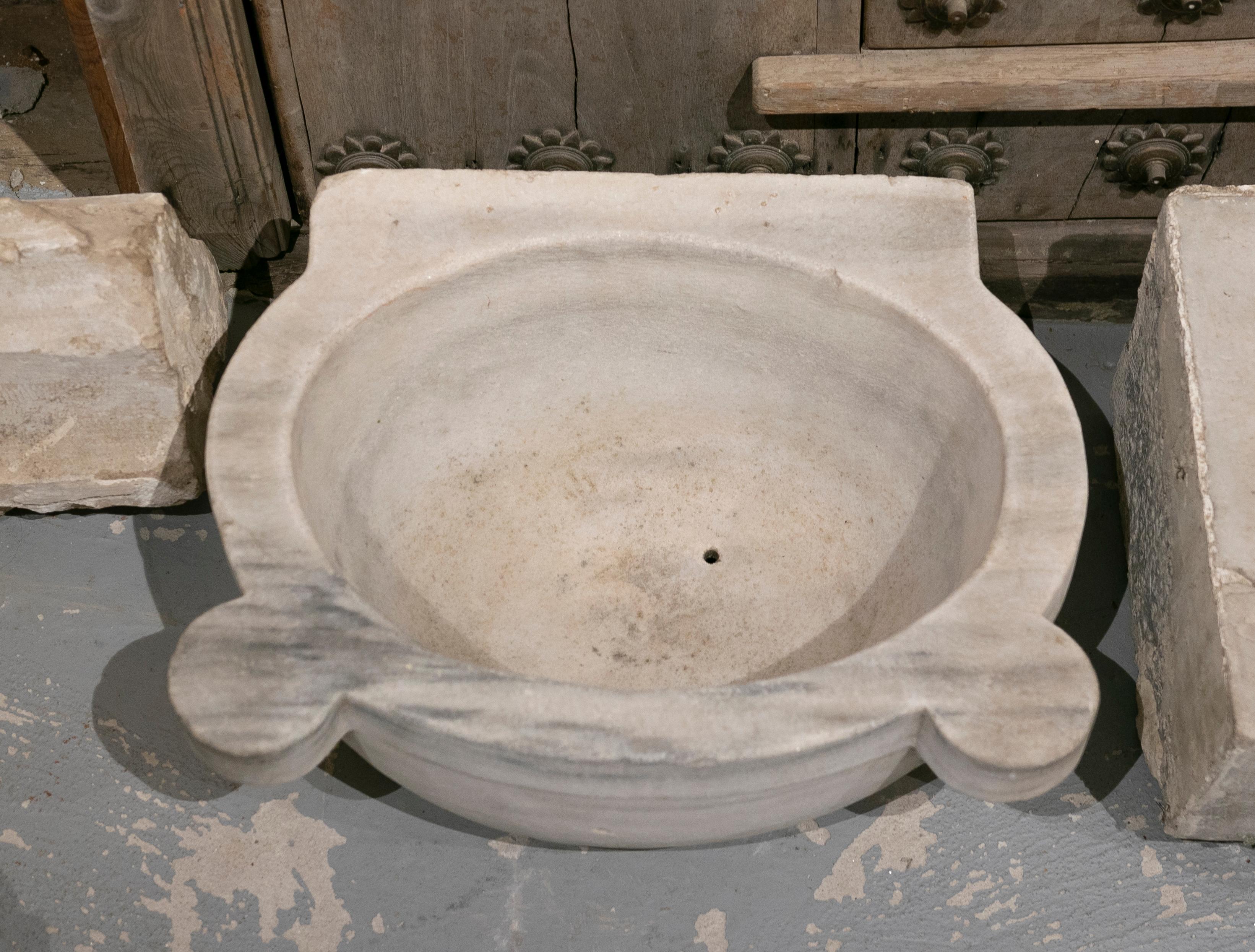 1970s Handcarved White Veined Marble Basin 2