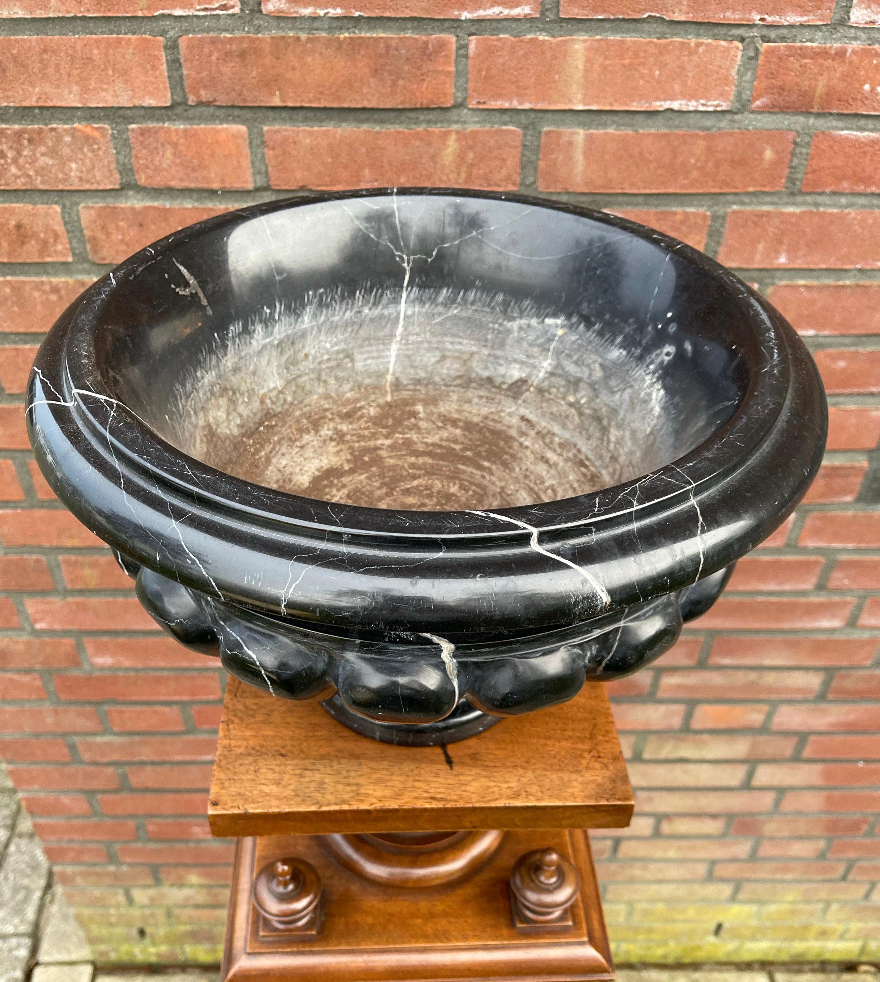 Centre de table, coupe à fruits ou jardinière en marbre noir Marquina des années 1970, fabriqué à la main en vente 1