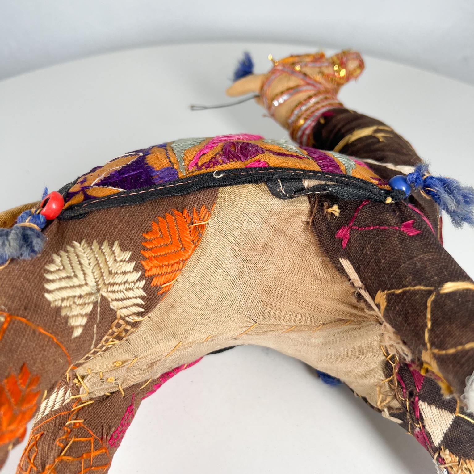 Artisanat indien Raj Camel brodé à la main des années 1970 en vente 4