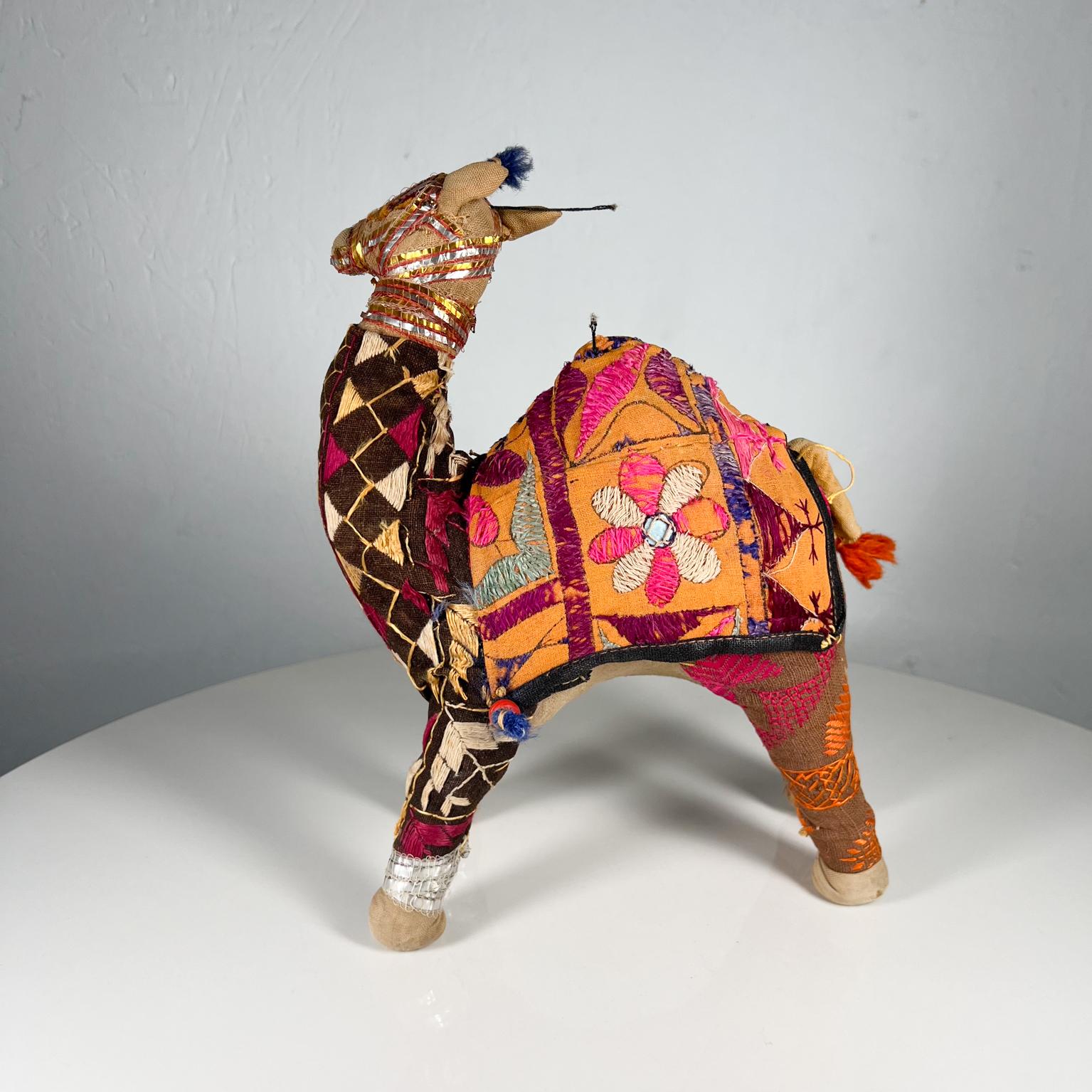 Artisanat indien Raj Camel brodé à la main des années 1970 en vente 1