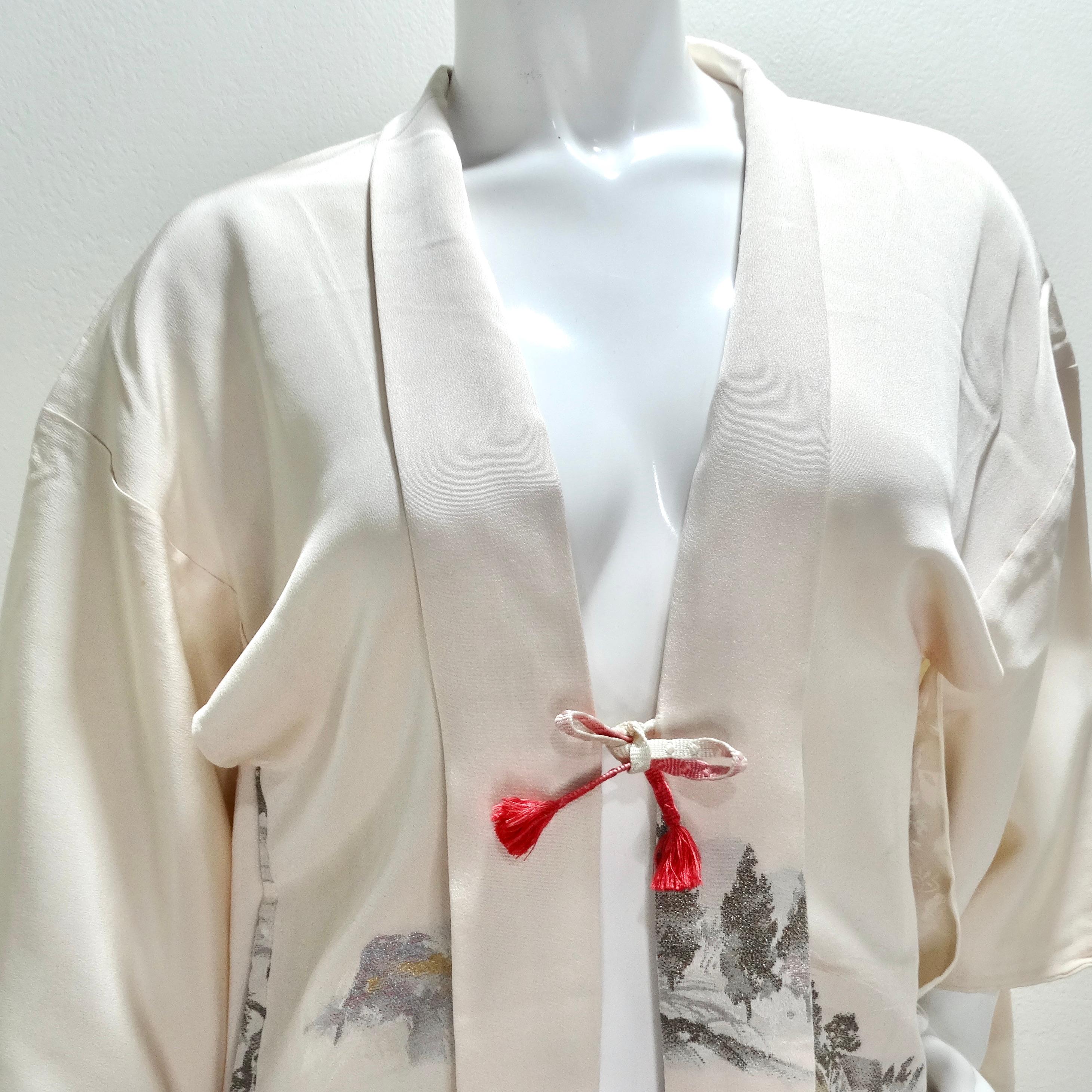 Der handgefertigte japanische Kimono aus Elfenbeinseide aus den 1970er Jahren ist ein exquisiter und einzigartiger Schatz, der die reiche Geschichte und Kunstfertigkeit der traditionellen japanischen Handwerkskunst widerspiegelt. Dieser
